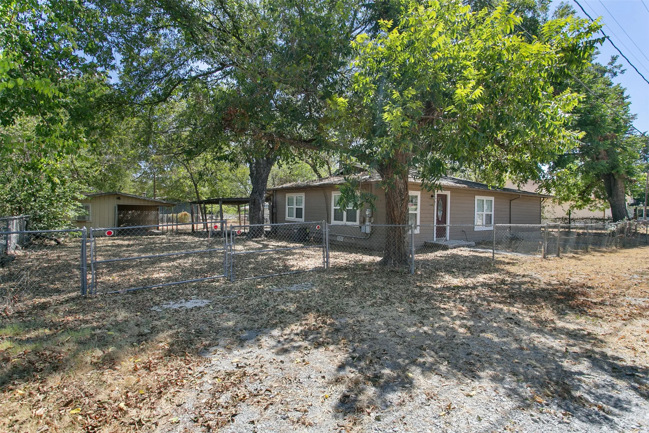 Single Family Residence For Sale in Wise County , 521 S Oak Street, Paradise, Texas 76073, 3 Bedroom, 1 Bathroom, Garage spaces, 1,472 Sqft, built in 1960, mls#21378710, Real Estate Agent in Paradise, Homes For Sale in Wise county, Homes For Sale in Paradise, Realtor in Paradise Texas, Real Estate Brokerage Independent Realty Texas, Luminita Cordes Realtor