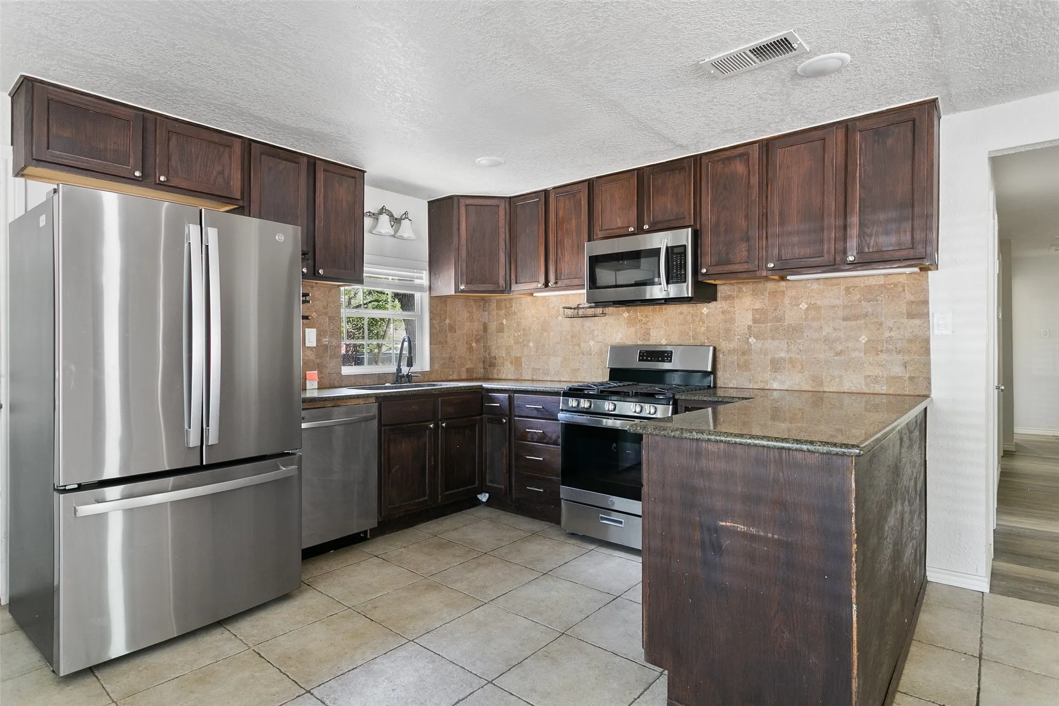 Single Family Residence For Sale in Wise County , 521 S Oak Street, Paradise, Texas 76073, 3 Bedroom, 1 Bathroom, Garage spaces, 1,472 Sqft, built in 1960, mls#21378710, Real Estate Agent in Paradise, Homes For Sale in Wise county, Homes For Sale in Paradise, Realtor in Paradise Texas, Real Estate Brokerage Independent Realty Texas, Luminita Cordes Realtor