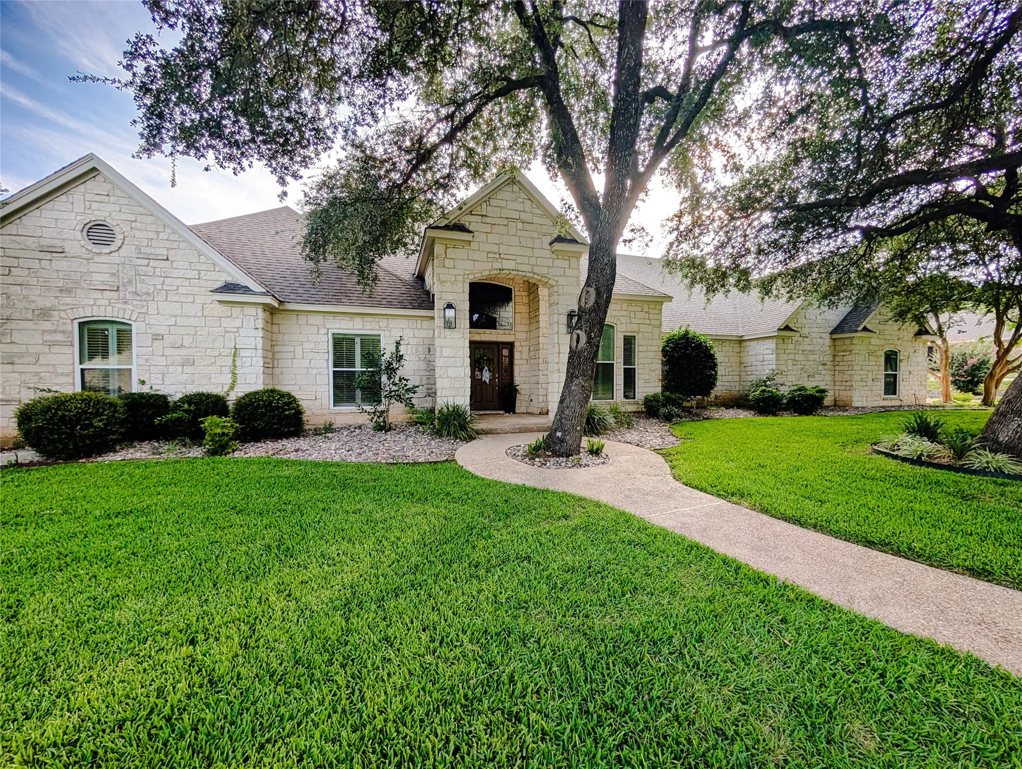Single Family Residence For Sale in Mc Lennan County , 325 Elm Grove Circle, Mc Gregor, Texas 76657, 4 Bedroom, 3 Bathroom, 3 Garage spaces, 3,421 Sqft, built in 2001, mls#21383419, Real Estate Agent in Mc Gregor, Homes For Sale in Mc Lennan county, Homes For Sale in Mc Gregor, Realtor in Mc Gregor Texas, Real Estate Brokerage Independent Realty Texas, Luminita Cordes Realtor