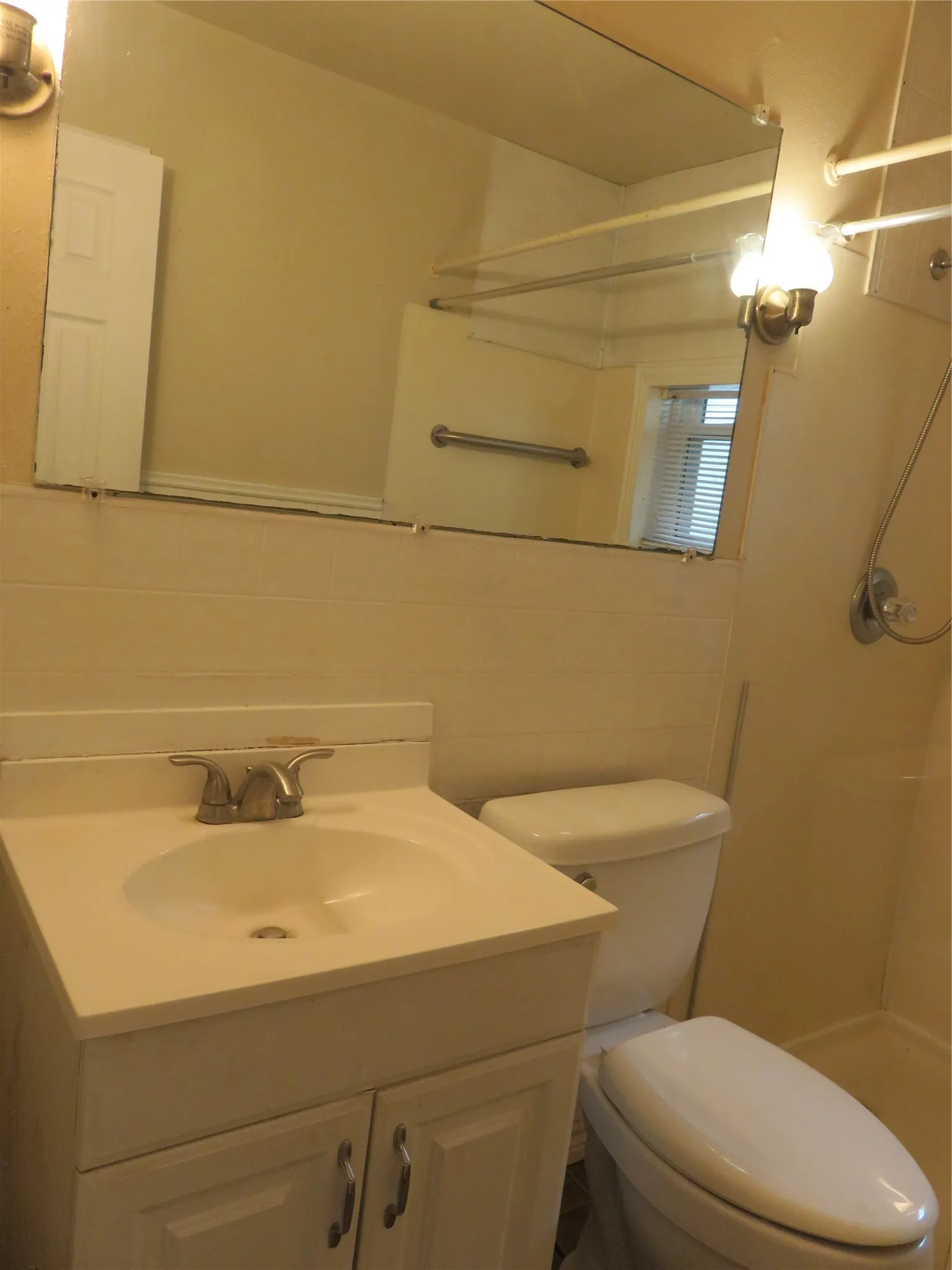 Single Family Residence For Rent in Grayson County , 725 W Bullock Street, Denison, Texas 75020, 3 Bedroom, 2 Bathroom, Garage spaces, 1,382 Sqft, built in 1953, mls#21383444, Real Estate Agent in Denison, Homes For Rent in Grayson county, Homes For Rent in Denison, Realtor in Denison Texas, Real Estate Brokerage Independent Realty Texas, Luminita Cordes Realtor