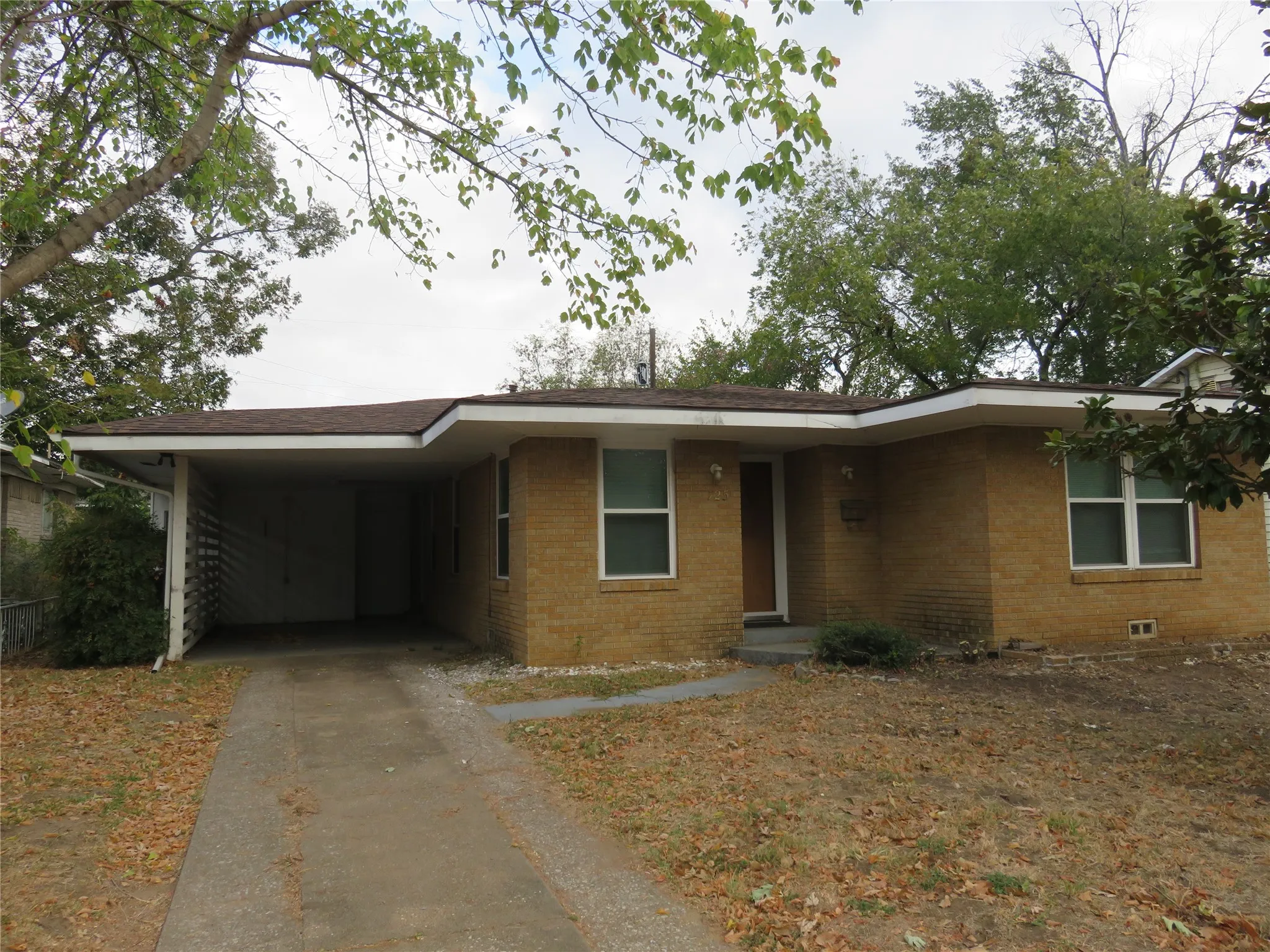 Single Family Residence For Rent in Grayson County , 725 W Bullock Street, Denison, Texas 75020, 3 Bedroom, 2 Bathroom, Garage spaces, 1,382 Sqft, built in 1953, mls#21383444, Real Estate Agent in Denison, Homes For Rent in Grayson county, Homes For Rent in Denison, Realtor in Denison Texas, Real Estate Brokerage Independent Realty Texas, Luminita Cordes Realtor