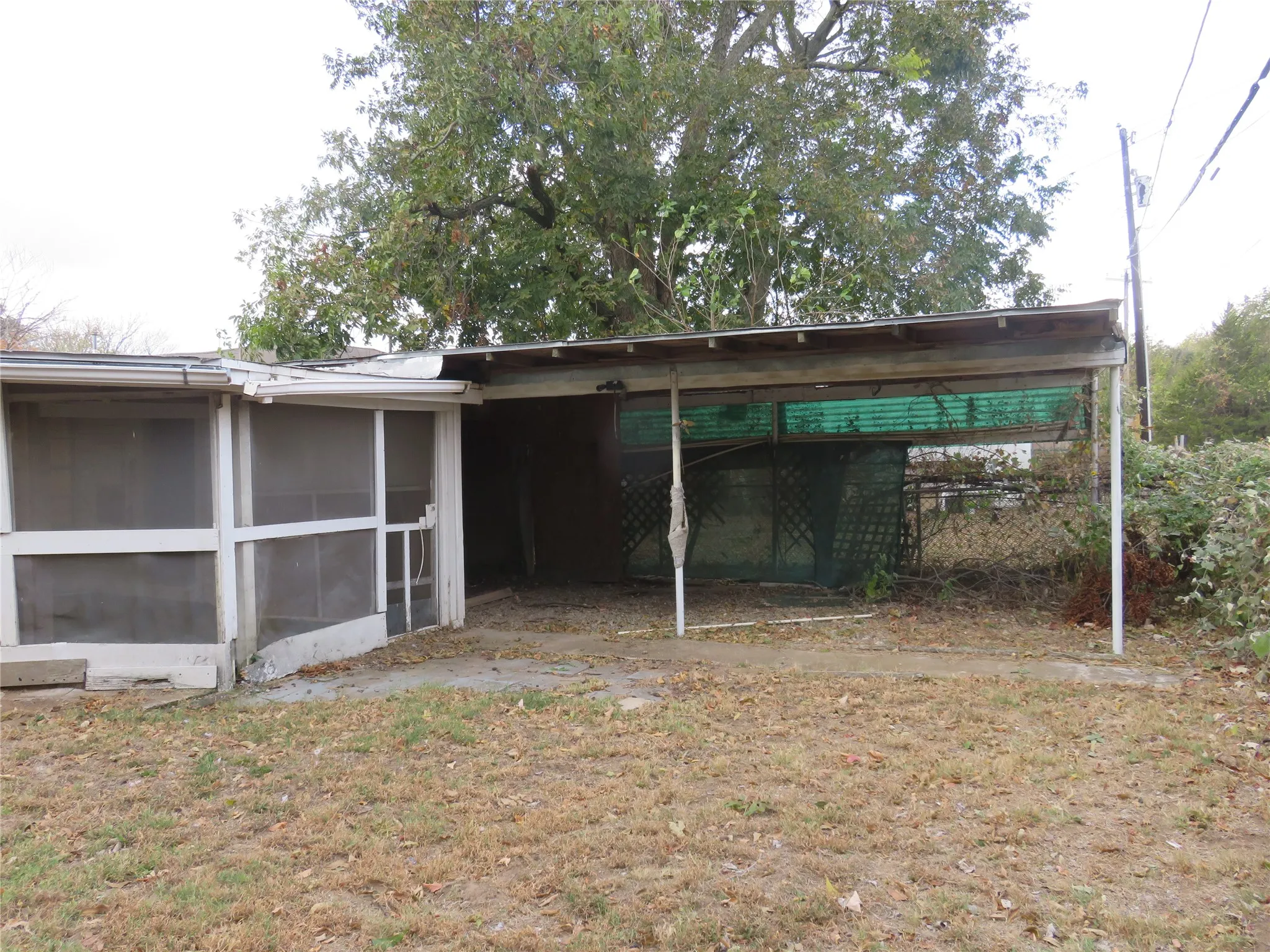 Single Family Residence For Rent in Grayson County , 725 W Bullock Street, Denison, Texas 75020, 3 Bedroom, 2 Bathroom, Garage spaces, 1,382 Sqft, built in 1953, mls#21383444, Real Estate Agent in Denison, Homes For Rent in Grayson county, Homes For Rent in Denison, Realtor in Denison Texas, Real Estate Brokerage Independent Realty Texas, Luminita Cordes Realtor