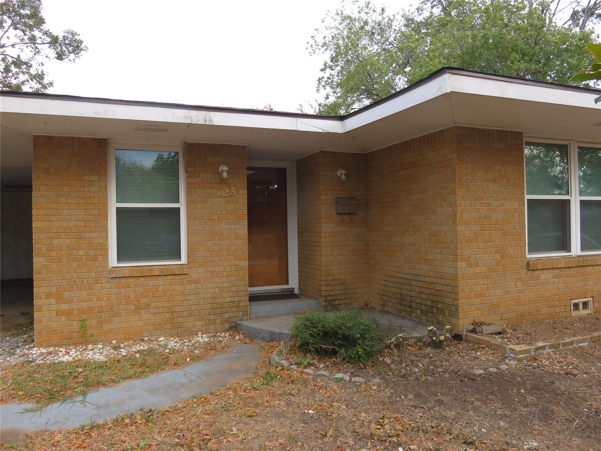 Single Family Residence For Rent in Grayson County , 725 W Bullock Street, Denison, Texas 75020, 3 Bedroom, 2 Bathroom, Garage spaces, 1,382 Sqft, built in 1953, mls#21383444, Real Estate Agent in Denison, Homes For Rent in Grayson county, Homes For Rent in Denison, Realtor in Denison Texas, Real Estate Brokerage Independent Realty Texas, Luminita Cordes Realtor