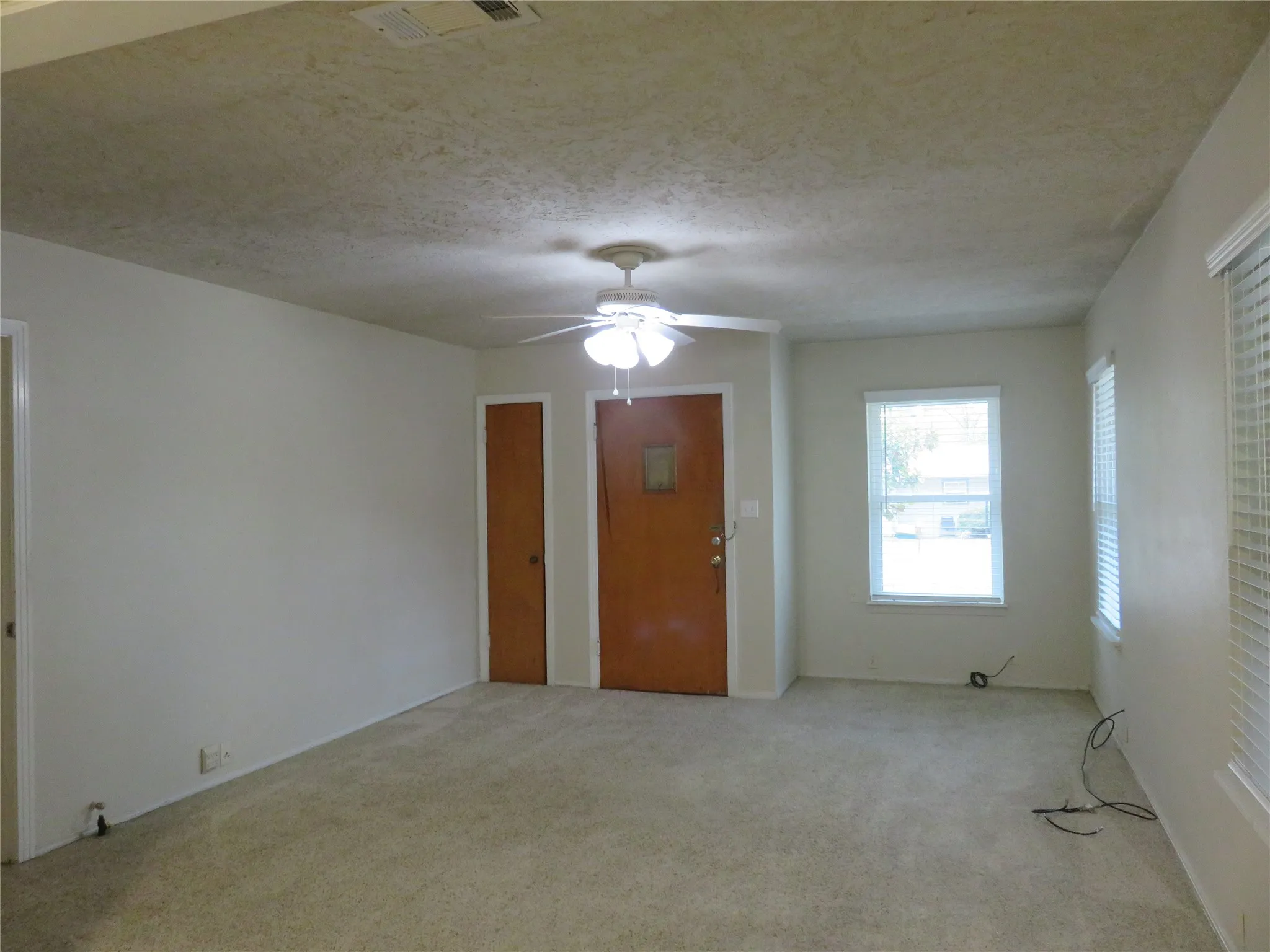 Single Family Residence For Rent in Grayson County , 725 W Bullock Street, Denison, Texas 75020, 3 Bedroom, 2 Bathroom, Garage spaces, 1,382 Sqft, built in 1953, mls#21383444, Real Estate Agent in Denison, Homes For Rent in Grayson county, Homes For Rent in Denison, Realtor in Denison Texas, Real Estate Brokerage Independent Realty Texas, Luminita Cordes Realtor