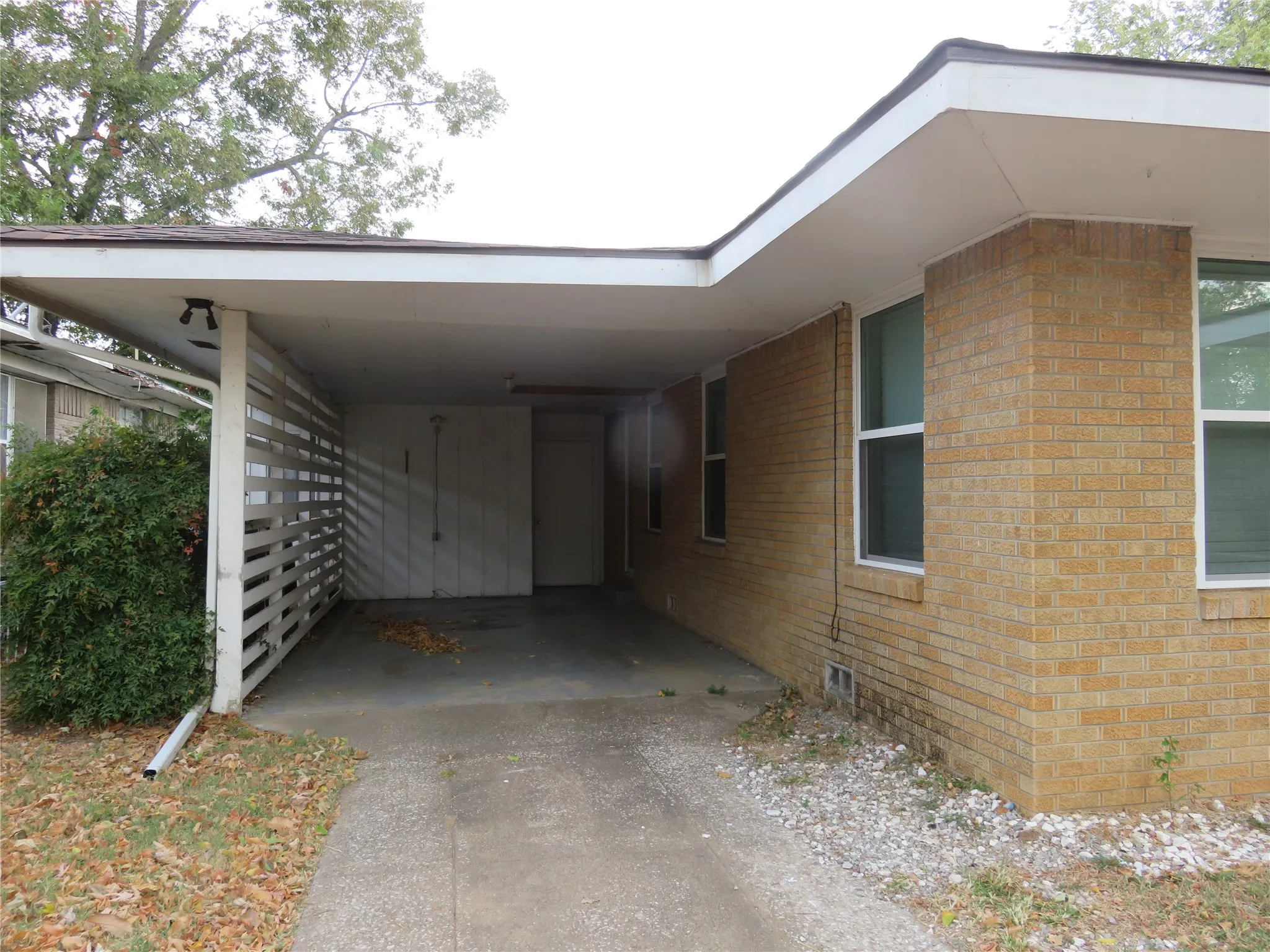 Single Family Residence For Rent in Grayson County , 725 W Bullock Street, Denison, Texas 75020, 3 Bedroom, 2 Bathroom, Garage spaces, 1,382 Sqft, built in 1953, mls#21383444, Real Estate Agent in Denison, Homes For Rent in Grayson county, Homes For Rent in Denison, Realtor in Denison Texas, Real Estate Brokerage Independent Realty Texas, Luminita Cordes Realtor