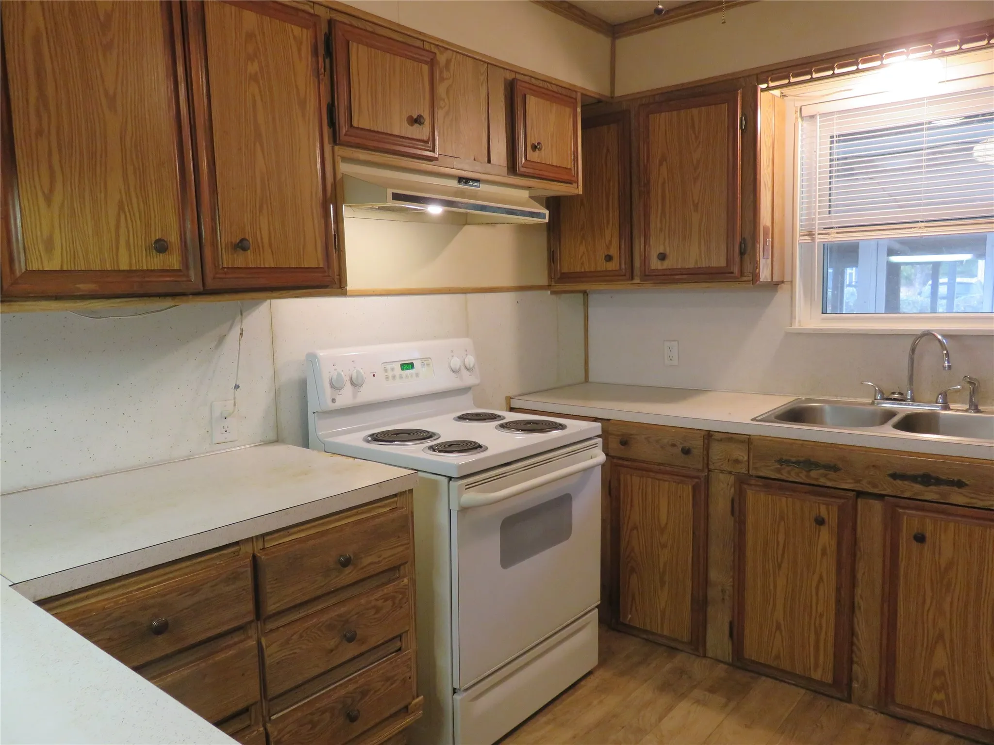 Single Family Residence For Rent in Grayson County , 725 W Bullock Street, Denison, Texas 75020, 3 Bedroom, 2 Bathroom, Garage spaces, 1,382 Sqft, built in 1953, mls#21383444, Real Estate Agent in Denison, Homes For Rent in Grayson county, Homes For Rent in Denison, Realtor in Denison Texas, Real Estate Brokerage Independent Realty Texas, Luminita Cordes Realtor