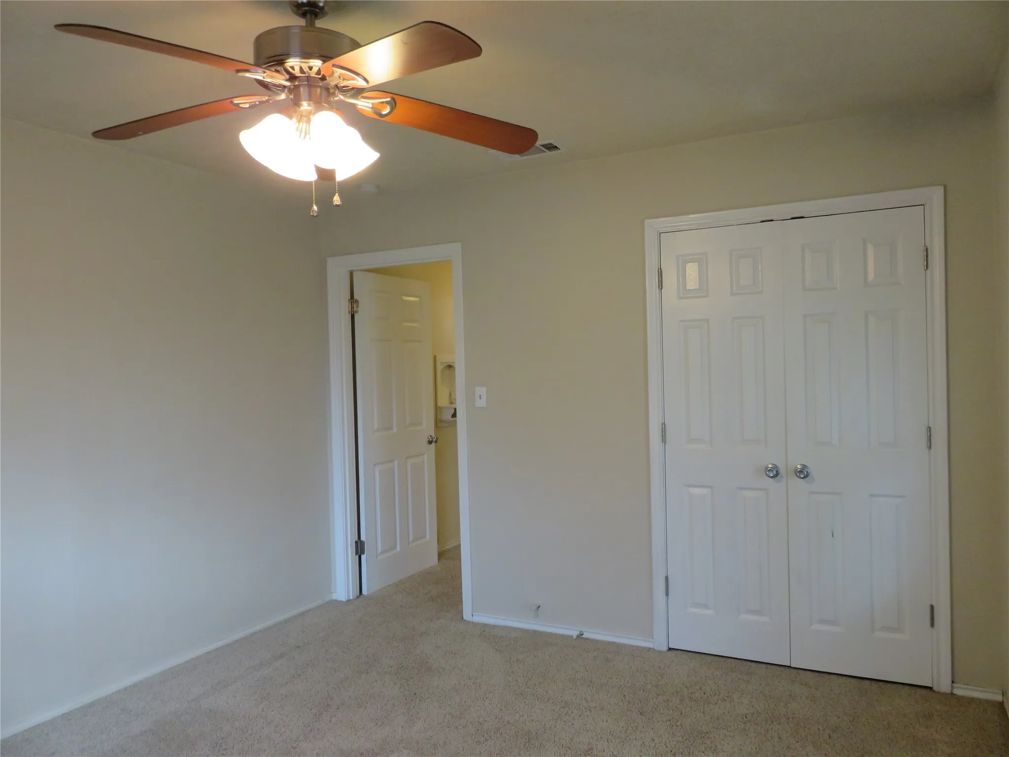 Single Family Residence For Rent in Grayson County , 725 W Bullock Street, Denison, Texas 75020, 3 Bedroom, 2 Bathroom, Garage spaces, 1,382 Sqft, built in 1953, mls#21383444, Real Estate Agent in Denison, Homes For Rent in Grayson county, Homes For Rent in Denison, Realtor in Denison Texas, Real Estate Brokerage Independent Realty Texas, Luminita Cordes Realtor