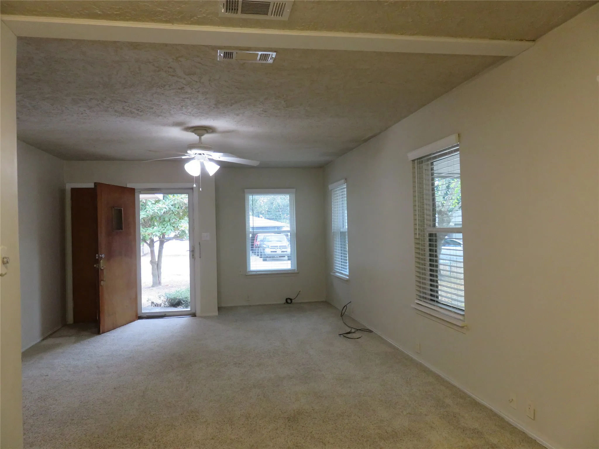 Single Family Residence For Rent in Grayson County , 725 W Bullock Street, Denison, Texas 75020, 3 Bedroom, 2 Bathroom, Garage spaces, 1,382 Sqft, built in 1953, mls#21383444, Real Estate Agent in Denison, Homes For Rent in Grayson county, Homes For Rent in Denison, Realtor in Denison Texas, Real Estate Brokerage Independent Realty Texas, Luminita Cordes Realtor