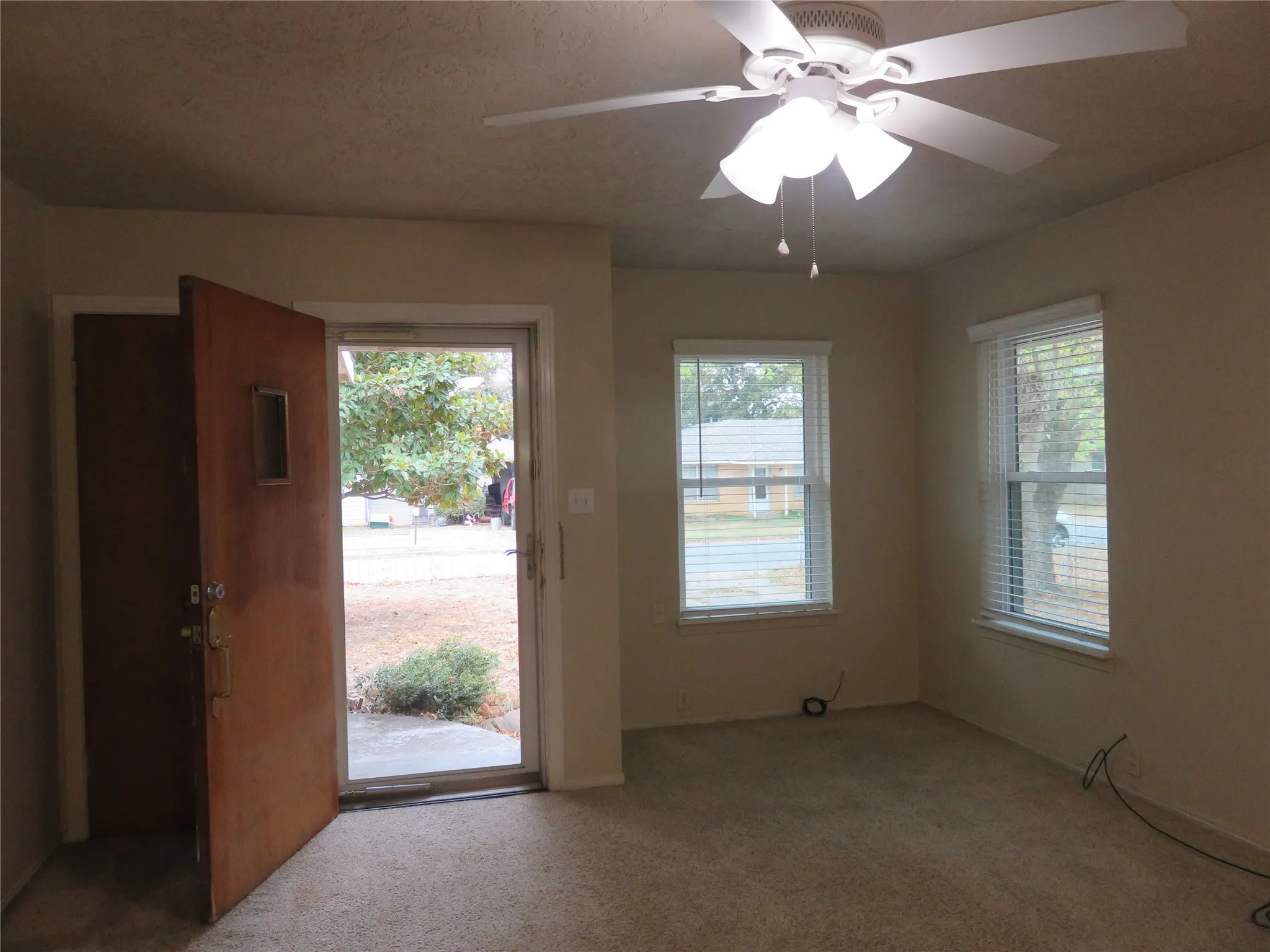 Single Family Residence For Rent in Grayson County , 725 W Bullock Street, Denison, Texas 75020, 3 Bedroom, 2 Bathroom, Garage spaces, 1,382 Sqft, built in 1953, mls#21383444, Real Estate Agent in Denison, Homes For Rent in Grayson county, Homes For Rent in Denison, Realtor in Denison Texas, Real Estate Brokerage Independent Realty Texas, Luminita Cordes Realtor