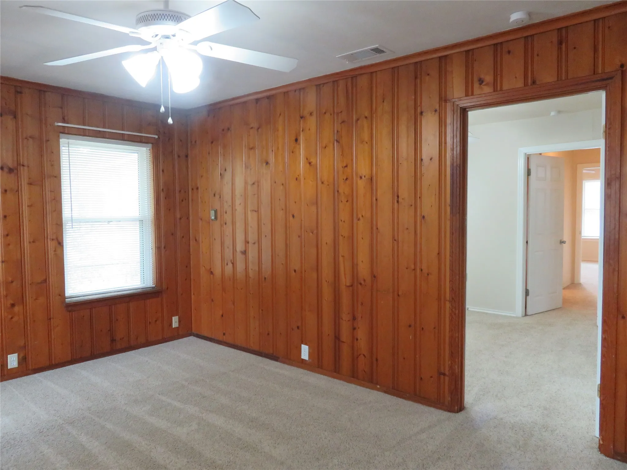 Single Family Residence For Rent in Grayson County , 725 W Bullock Street, Denison, Texas 75020, 3 Bedroom, 2 Bathroom, Garage spaces, 1,382 Sqft, built in 1953, mls#21383444, Real Estate Agent in Denison, Homes For Rent in Grayson county, Homes For Rent in Denison, Realtor in Denison Texas, Real Estate Brokerage Independent Realty Texas, Luminita Cordes Realtor