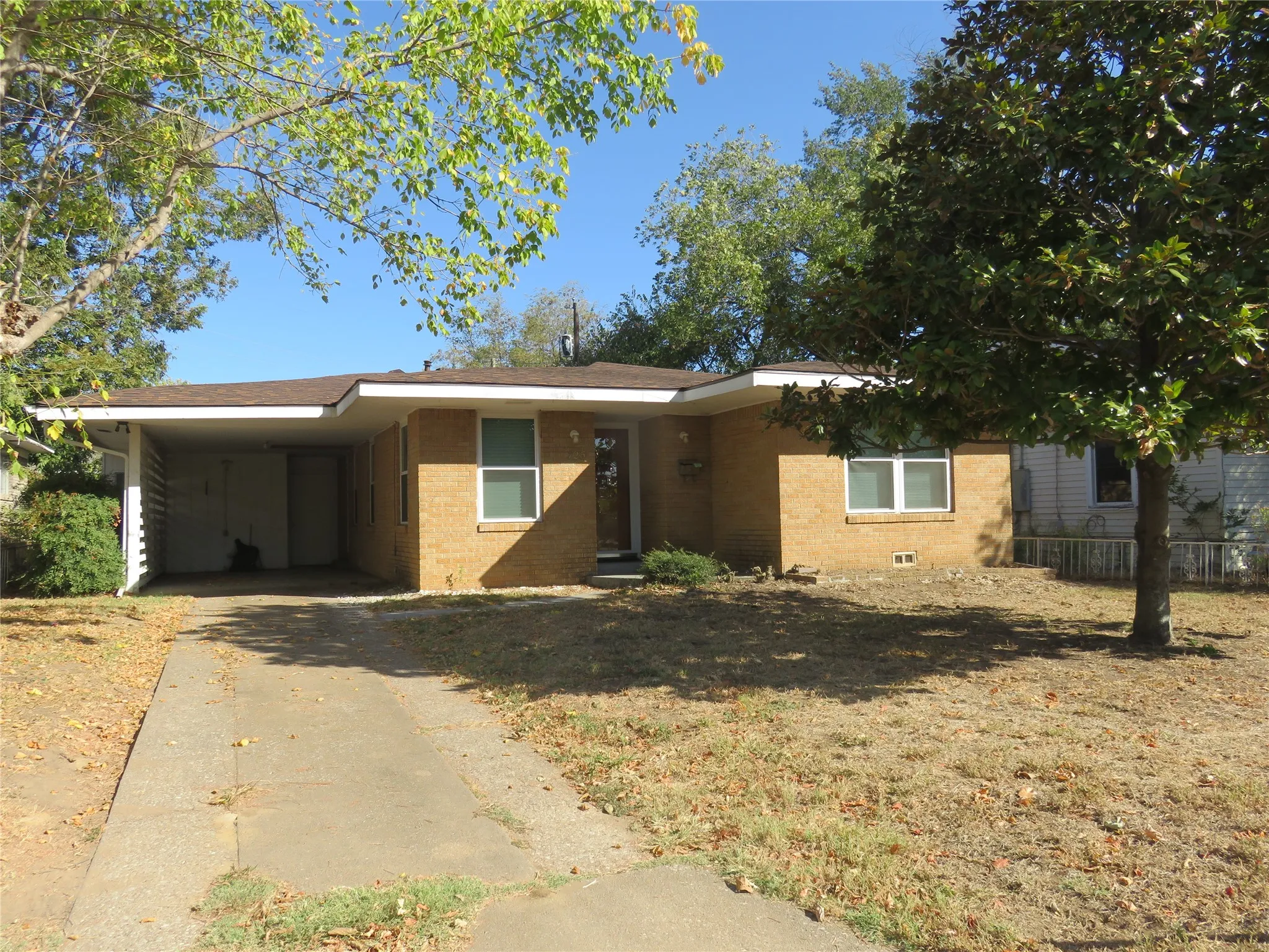Single Family Residence For Rent in Grayson County , 725 W Bullock Street, Denison, Texas 75020, 3 Bedroom, 2 Bathroom, Garage spaces, 1,382 Sqft, built in 1953, mls#21383444, Real Estate Agent in Denison, Homes For Rent in Grayson county, Homes For Rent in Denison, Realtor in Denison Texas, Real Estate Brokerage Independent Realty Texas, Luminita Cordes Realtor