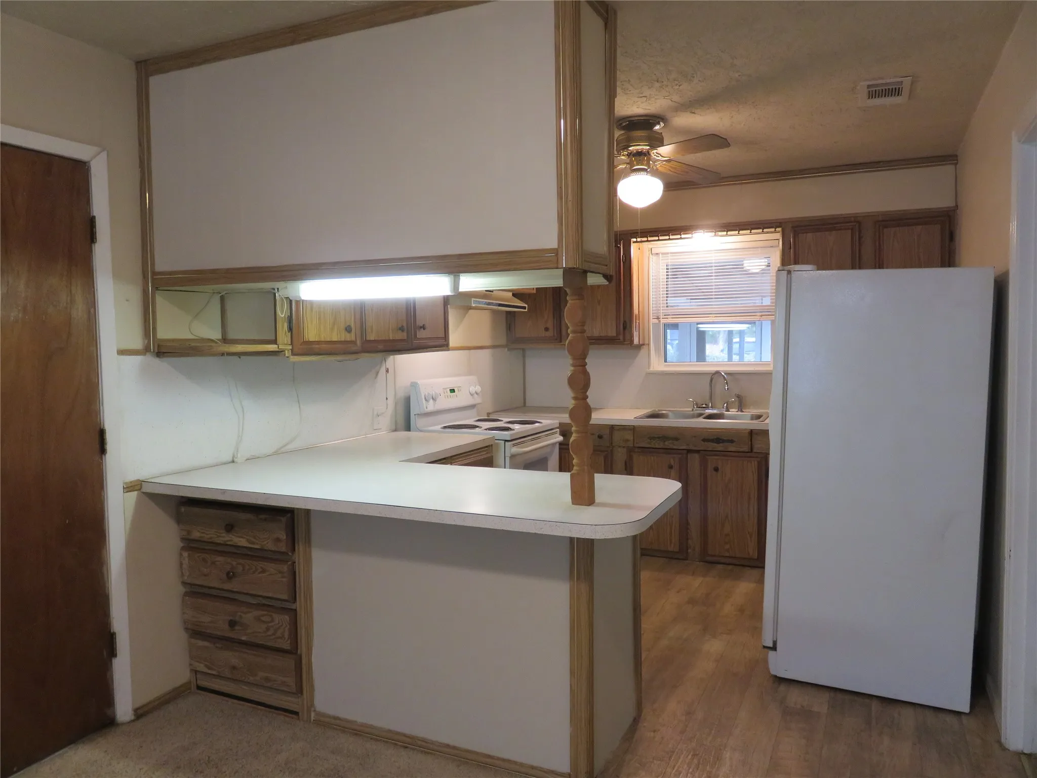 Single Family Residence For Rent in Grayson County , 725 W Bullock Street, Denison, Texas 75020, 3 Bedroom, 2 Bathroom, Garage spaces, 1,382 Sqft, built in 1953, mls#21383444, Real Estate Agent in Denison, Homes For Rent in Grayson county, Homes For Rent in Denison, Realtor in Denison Texas, Real Estate Brokerage Independent Realty Texas, Luminita Cordes Realtor