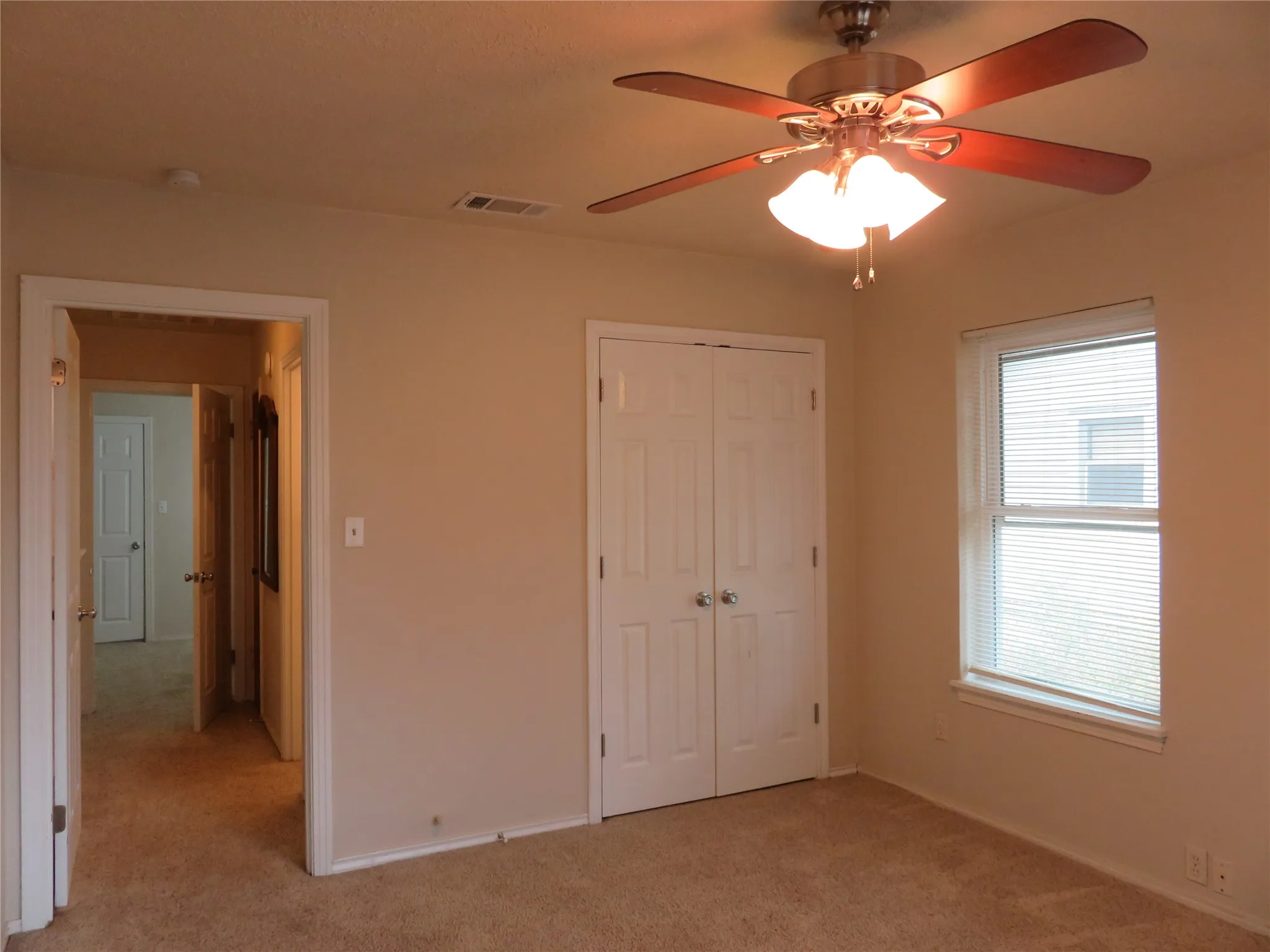 Single Family Residence For Rent in Grayson County , 725 W Bullock Street, Denison, Texas 75020, 3 Bedroom, 2 Bathroom, Garage spaces, 1,382 Sqft, built in 1953, mls#21383444, Real Estate Agent in Denison, Homes For Rent in Grayson county, Homes For Rent in Denison, Realtor in Denison Texas, Real Estate Brokerage Independent Realty Texas, Luminita Cordes Realtor