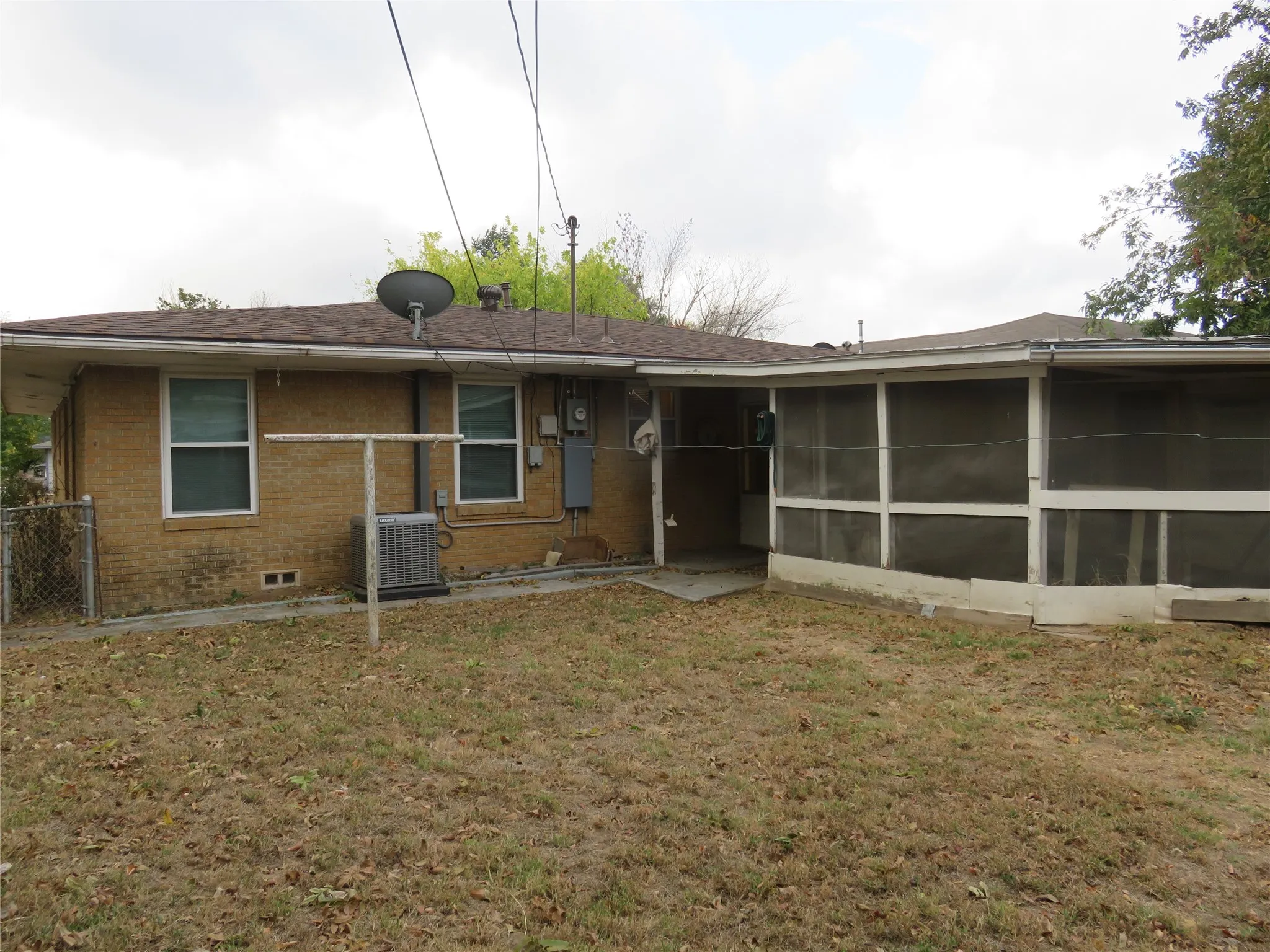 Single Family Residence For Rent in Grayson County , 725 W Bullock Street, Denison, Texas 75020, 3 Bedroom, 2 Bathroom, Garage spaces, 1,382 Sqft, built in 1953, mls#21383444, Real Estate Agent in Denison, Homes For Rent in Grayson county, Homes For Rent in Denison, Realtor in Denison Texas, Real Estate Brokerage Independent Realty Texas, Luminita Cordes Realtor