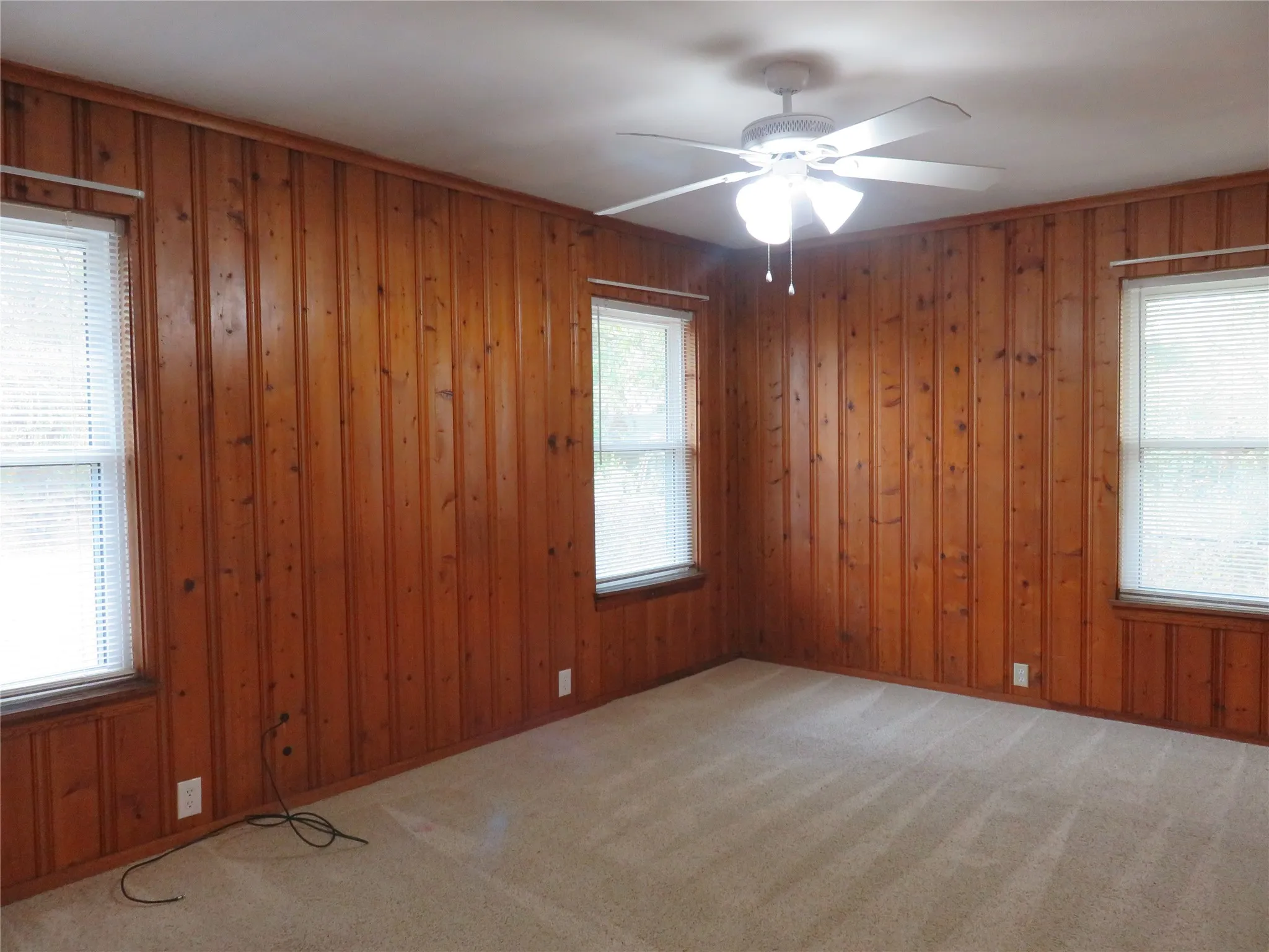 Single Family Residence For Rent in Grayson County , 725 W Bullock Street, Denison, Texas 75020, 3 Bedroom, 2 Bathroom, Garage spaces, 1,382 Sqft, built in 1953, mls#21383444, Real Estate Agent in Denison, Homes For Rent in Grayson county, Homes For Rent in Denison, Realtor in Denison Texas, Real Estate Brokerage Independent Realty Texas, Luminita Cordes Realtor