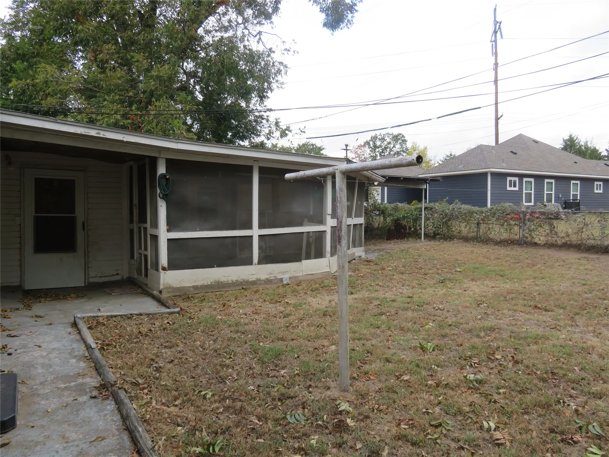 Single Family Residence For Rent in Grayson County , 725 W Bullock Street, Denison, Texas 75020, 3 Bedroom, 2 Bathroom, Garage spaces, 1,382 Sqft, built in 1953, mls#21383444, Real Estate Agent in Denison, Homes For Rent in Grayson county, Homes For Rent in Denison, Realtor in Denison Texas, Real Estate Brokerage Independent Realty Texas, Luminita Cordes Realtor