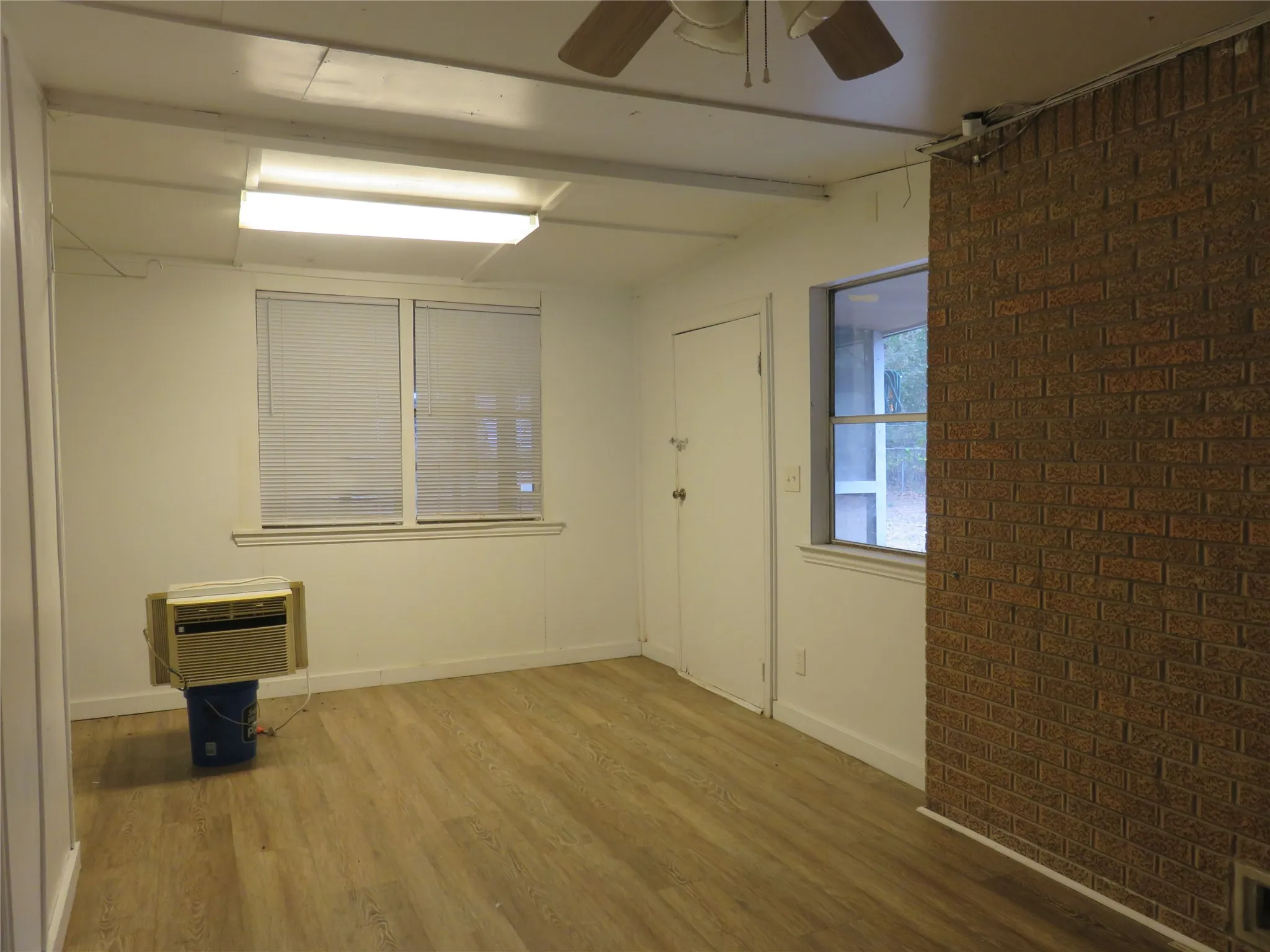 Single Family Residence For Rent in Grayson County , 725 W Bullock Street, Denison, Texas 75020, 3 Bedroom, 2 Bathroom, Garage spaces, 1,382 Sqft, built in 1953, mls#21383444, Real Estate Agent in Denison, Homes For Rent in Grayson county, Homes For Rent in Denison, Realtor in Denison Texas, Real Estate Brokerage Independent Realty Texas, Luminita Cordes Realtor