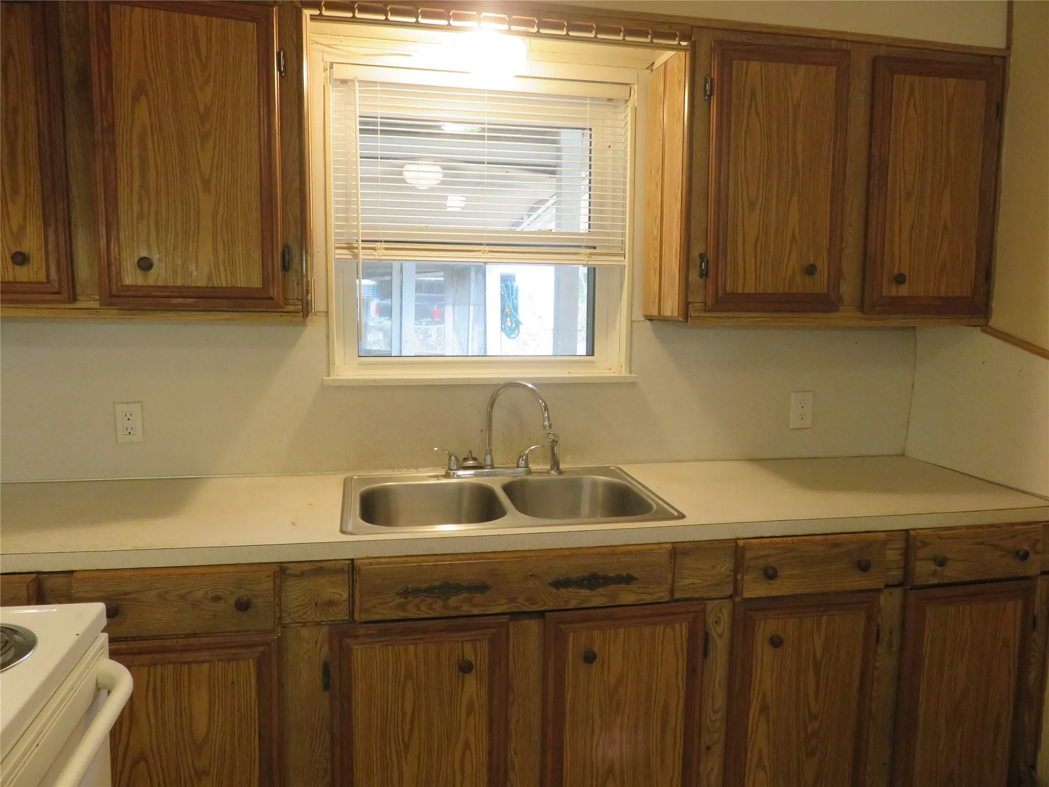 Single Family Residence For Rent in Grayson County , 725 W Bullock Street, Denison, Texas 75020, 3 Bedroom, 2 Bathroom, Garage spaces, 1,382 Sqft, built in 1953, mls#21383444, Real Estate Agent in Denison, Homes For Rent in Grayson county, Homes For Rent in Denison, Realtor in Denison Texas, Real Estate Brokerage Independent Realty Texas, Luminita Cordes Realtor