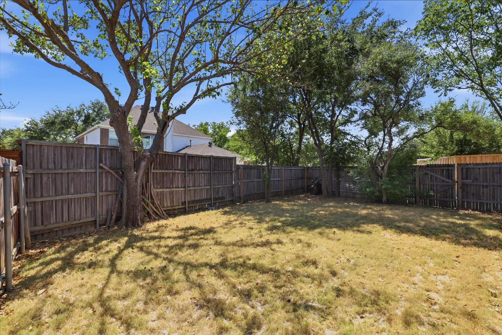 Single Family Residence For Sale in Denton County , 1269 Winston Drive, Lewisville, Texas 75077, 4 Bedroom, 2 Bathroom, 2 Garage spaces, 2,069 Sqft, built in 1998, mls#21382831, Real Estate Agent in Lewisville, Homes For Sale in Denton county, Homes For Sale in Lewisville, Realtor in Lewisville Texas, Real Estate Brokerage Independent Realty Texas, Luminita Cordes Realtor