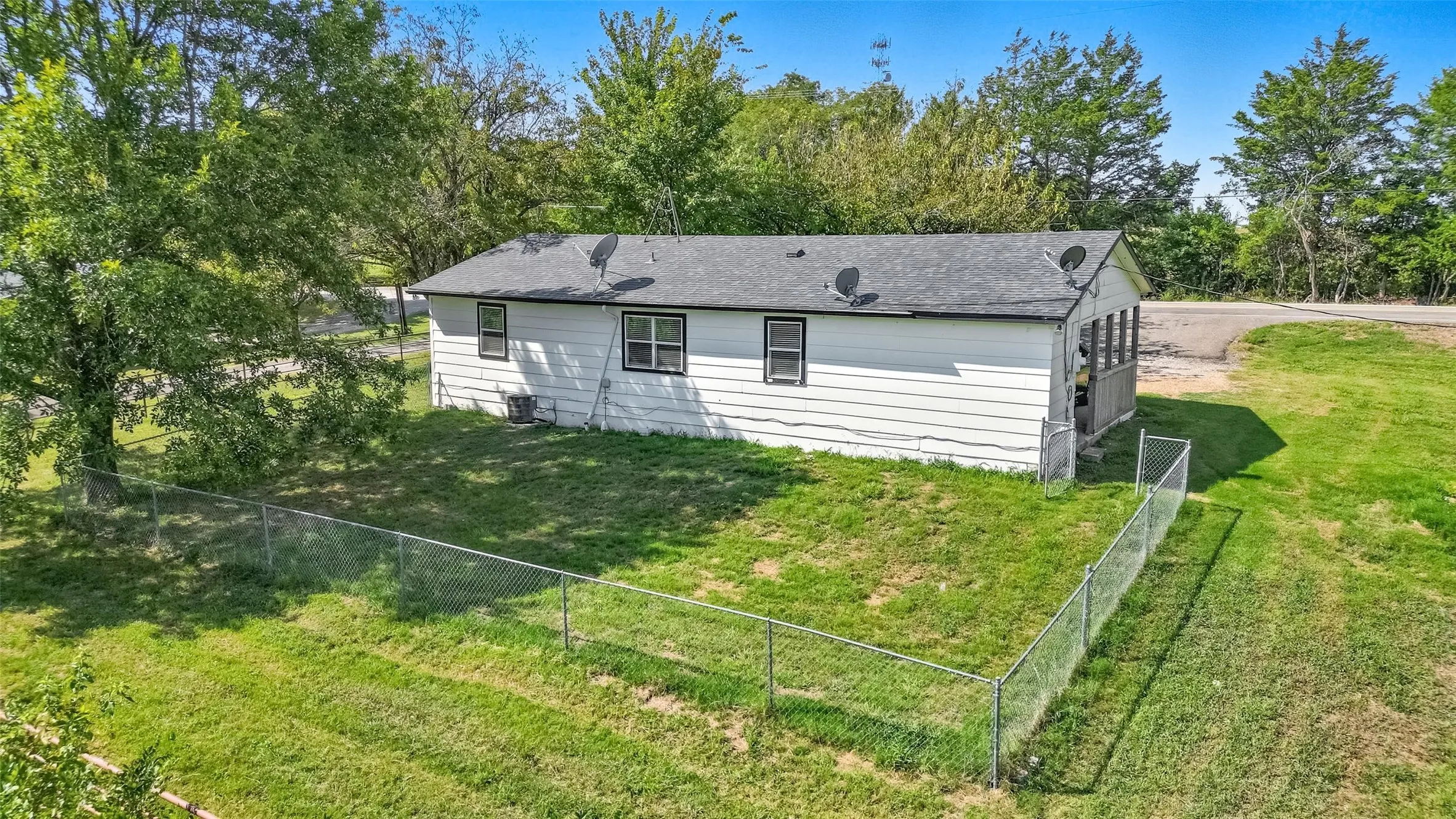 Single Family Residence For Rent in Collin County , 1166 N Business 78 Highway, Blue Ridge, Texas 75424, 3 Bedroom, 1 Bathroom, Garage spaces, 1,250 Sqft, built in 1980, mls#21383542, Real Estate Agent in Blue Ridge, Homes For Rent in Collin county, Homes For Rent in Blue Ridge, Realtor in Blue Ridge Texas, Real Estate Brokerage Independent Realty Texas, Luminita Cordes Realtor