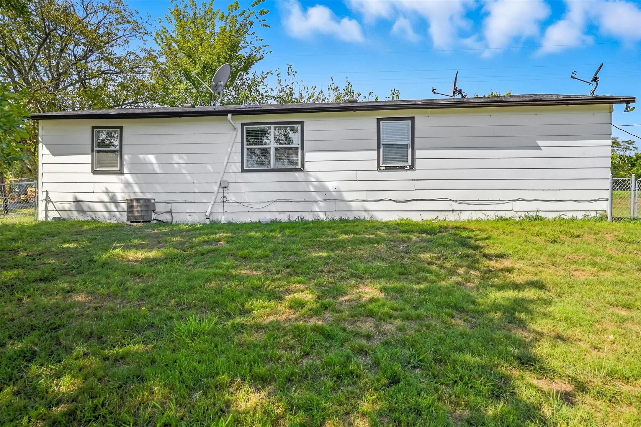 Single Family Residence For Rent in Collin County , 1166 N Business 78 Highway, Blue Ridge, Texas 75424, 3 Bedroom, 1 Bathroom, Garage spaces, 1,250 Sqft, built in 1980, mls#21383542, Real Estate Agent in Blue Ridge, Homes For Rent in Collin county, Homes For Rent in Blue Ridge, Realtor in Blue Ridge Texas, Real Estate Brokerage Independent Realty Texas, Luminita Cordes Realtor