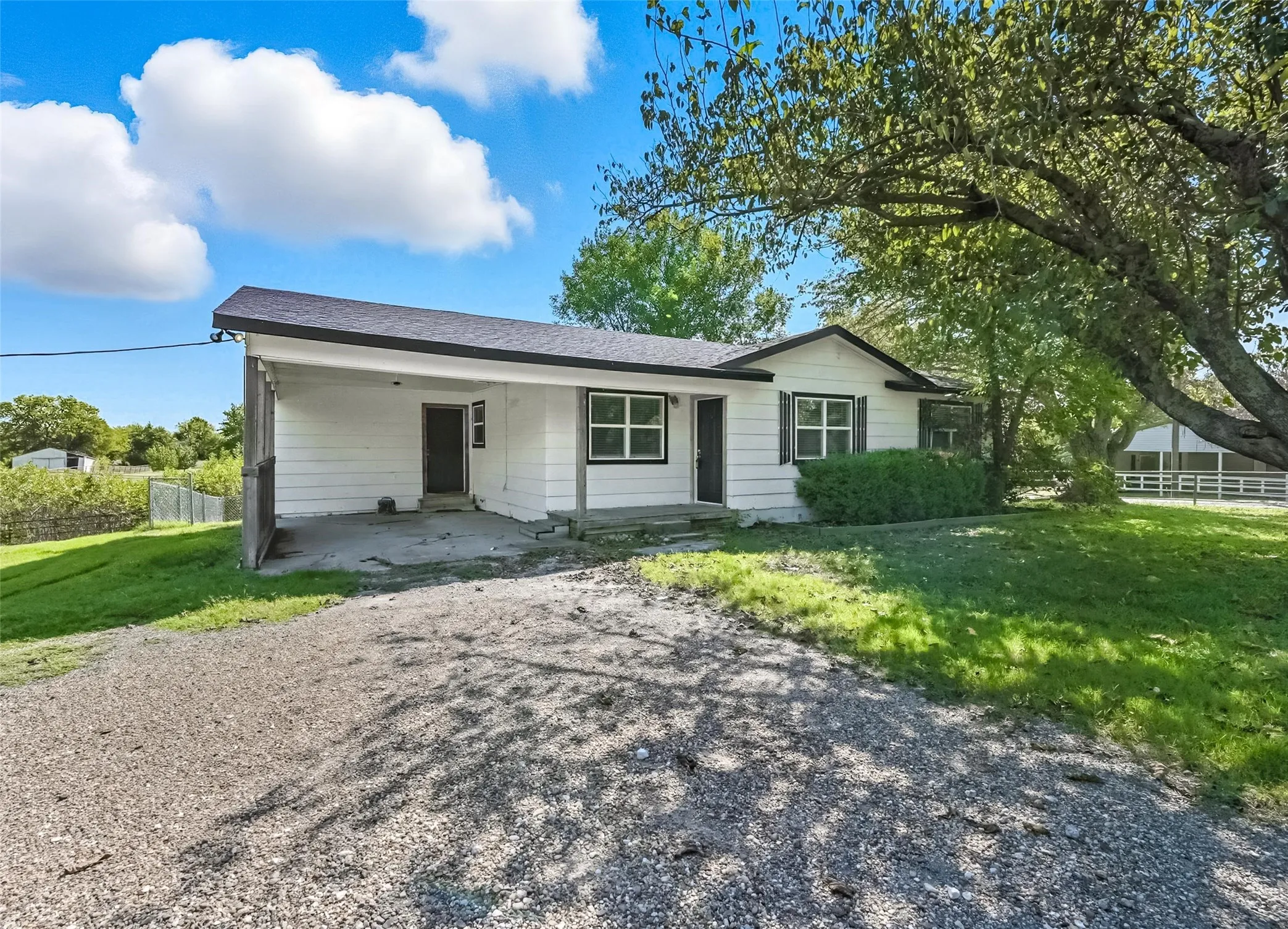 Single Family Residence For Rent in Collin County , 1166 N Business 78 Highway, Blue Ridge, Texas 75424, 3 Bedroom, 1 Bathroom, Garage spaces, 1,250 Sqft, built in 1980, mls#21383542, Real Estate Agent in Blue Ridge, Homes For Rent in Collin county, Homes For Rent in Blue Ridge, Realtor in Blue Ridge Texas, Real Estate Brokerage Independent Realty Texas, Luminita Cordes Realtor