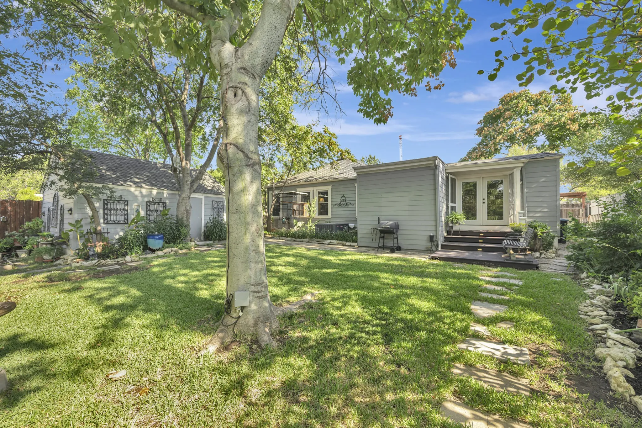 Single Family Residence For Sale in Tarrant County , 4000 Medford Road, Fort Worth, Texas 76103, 4 Bedroom, 2 Bathroom, 2 Garage spaces, 1,557 Sqft, built in 1941, mls#21361528, Real Estate Agent in Fort Worth, Homes For Sale in Tarrant county, Homes For Sale in Fort Worth, Realtor in Fort Worth Texas, Real Estate Brokerage Independent Realty Texas, Luminita Cordes Realtor