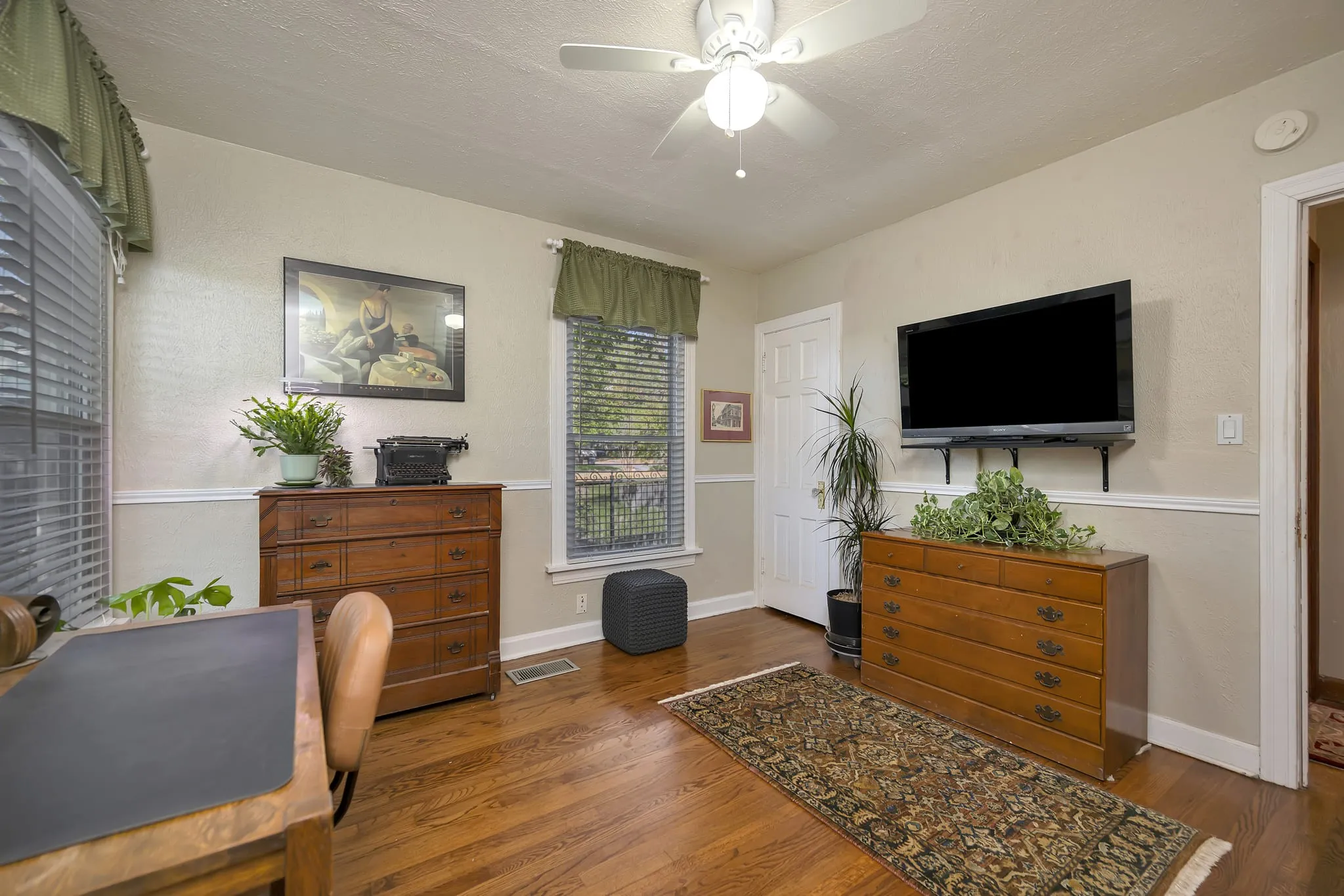 Single Family Residence For Sale in Tarrant County , 4000 Medford Road, Fort Worth, Texas 76103, 4 Bedroom, 2 Bathroom, 2 Garage spaces, 1,557 Sqft, built in 1941, mls#21361528, Real Estate Agent in Fort Worth, Homes For Sale in Tarrant county, Homes For Sale in Fort Worth, Realtor in Fort Worth Texas, Real Estate Brokerage Independent Realty Texas, Luminita Cordes Realtor