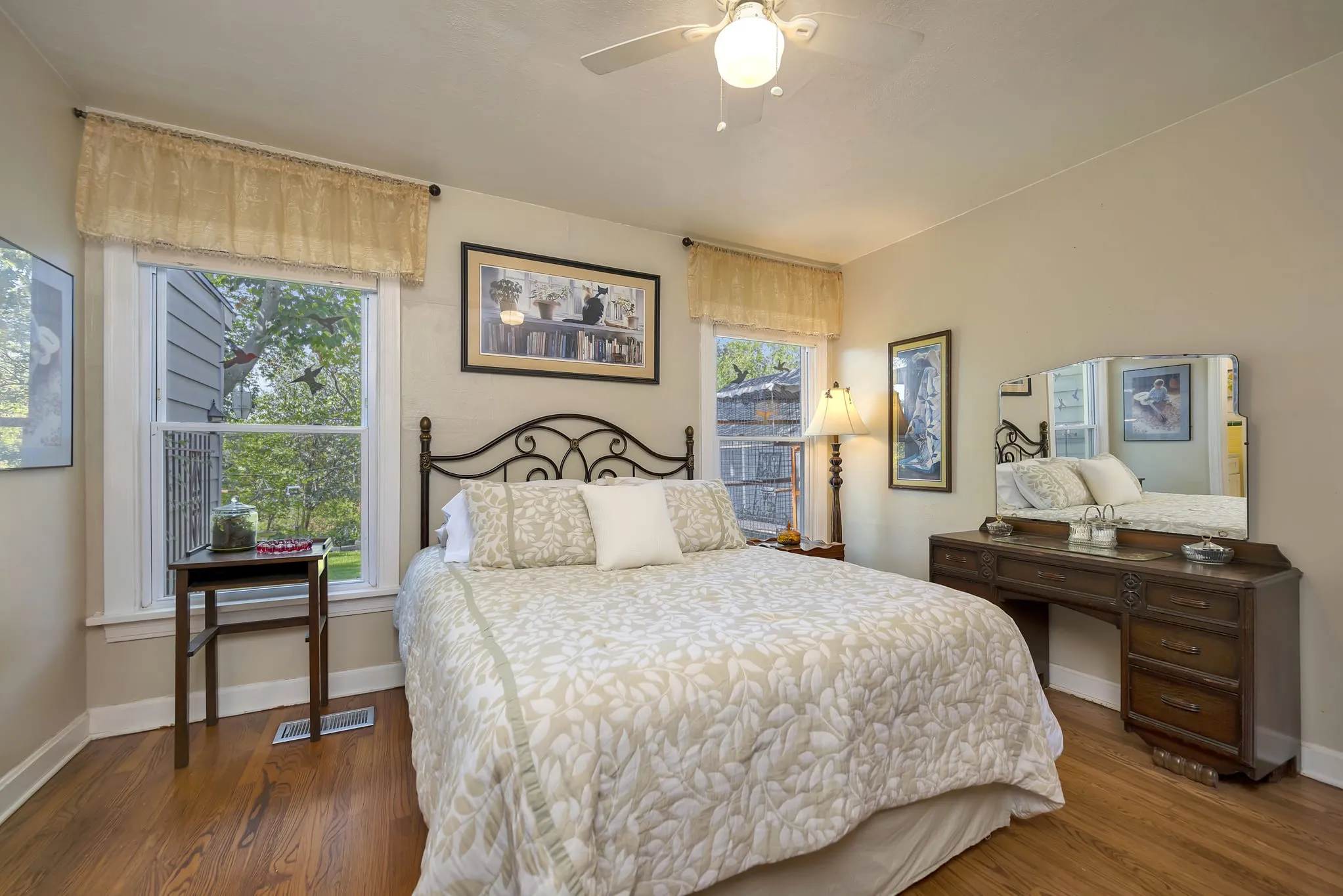 Single Family Residence For Sale in Tarrant County , 4000 Medford Road, Fort Worth, Texas 76103, 4 Bedroom, 2 Bathroom, 2 Garage spaces, 1,557 Sqft, built in 1941, mls#21361528, Real Estate Agent in Fort Worth, Homes For Sale in Tarrant county, Homes For Sale in Fort Worth, Realtor in Fort Worth Texas, Real Estate Brokerage Independent Realty Texas, Luminita Cordes Realtor