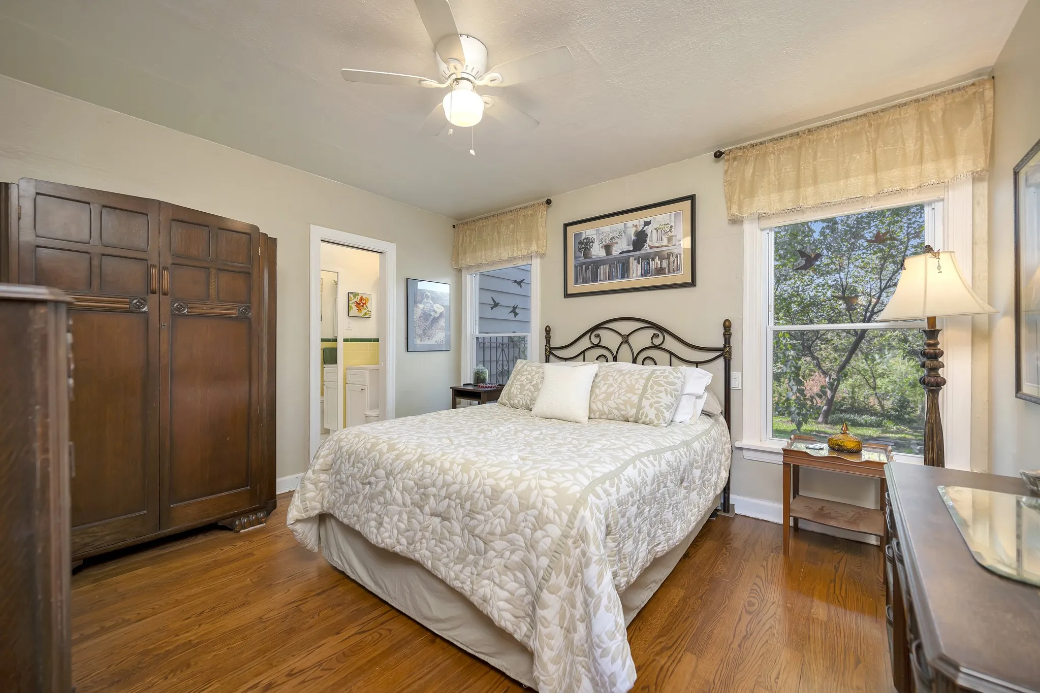 Single Family Residence For Sale in Tarrant County , 4000 Medford Road, Fort Worth, Texas 76103, 4 Bedroom, 2 Bathroom, 2 Garage spaces, 1,557 Sqft, built in 1941, mls#21361528, Real Estate Agent in Fort Worth, Homes For Sale in Tarrant county, Homes For Sale in Fort Worth, Realtor in Fort Worth Texas, Real Estate Brokerage Independent Realty Texas, Luminita Cordes Realtor