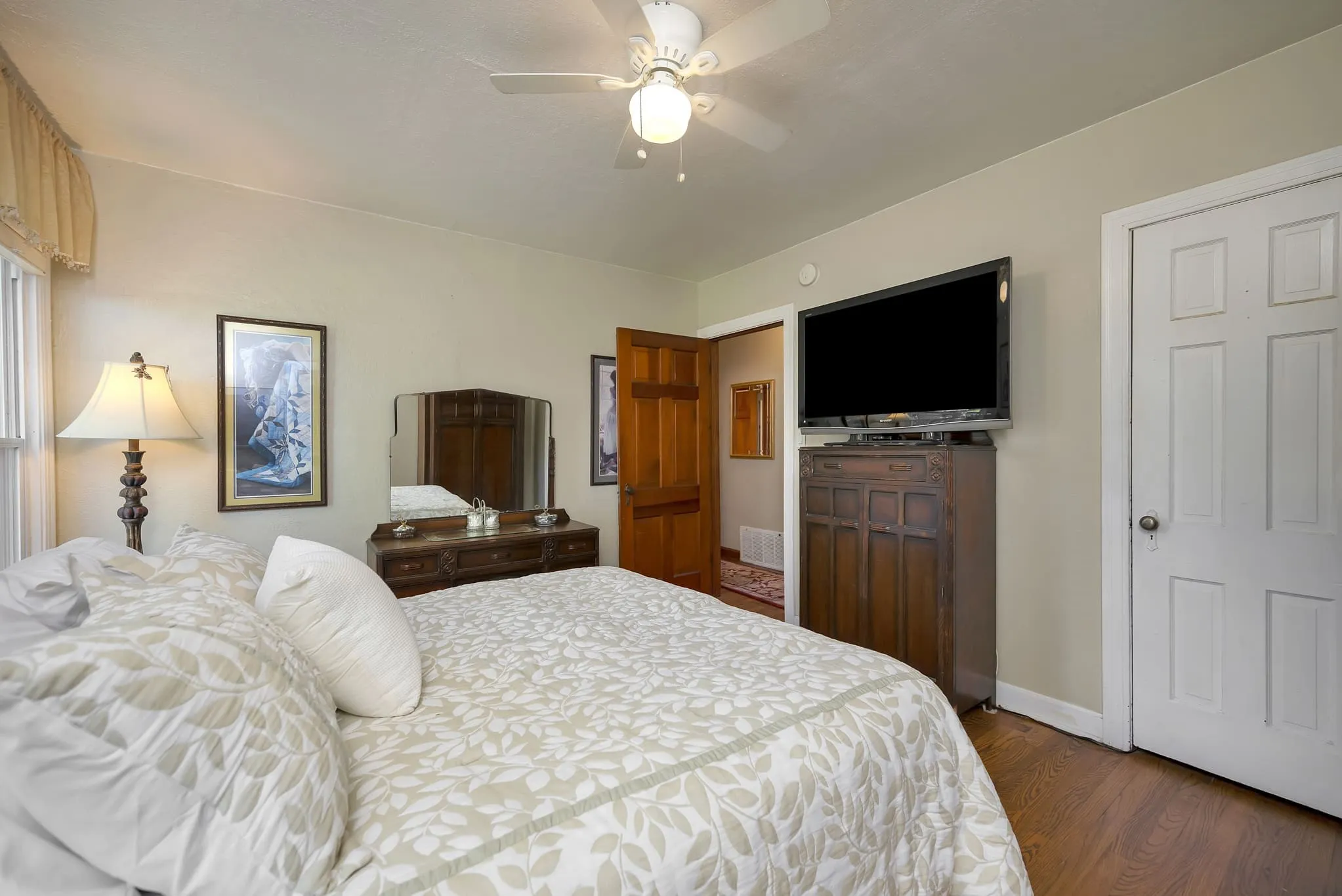 Single Family Residence For Sale in Tarrant County , 4000 Medford Road, Fort Worth, Texas 76103, 4 Bedroom, 2 Bathroom, 2 Garage spaces, 1,557 Sqft, built in 1941, mls#21361528, Real Estate Agent in Fort Worth, Homes For Sale in Tarrant county, Homes For Sale in Fort Worth, Realtor in Fort Worth Texas, Real Estate Brokerage Independent Realty Texas, Luminita Cordes Realtor