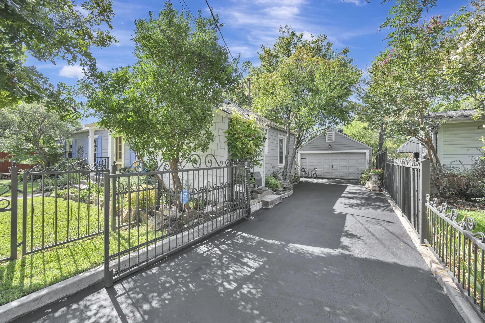 Single Family Residence For Sale in Tarrant County , 4000 Medford Road, Fort Worth, Texas 76103, 4 Bedroom, 2 Bathroom, 2 Garage spaces, 1,557 Sqft, built in 1941, mls#21361528, Real Estate Agent in Fort Worth, Homes For Sale in Tarrant county, Homes For Sale in Fort Worth, Realtor in Fort Worth Texas, Real Estate Brokerage Independent Realty Texas, Luminita Cordes Realtor