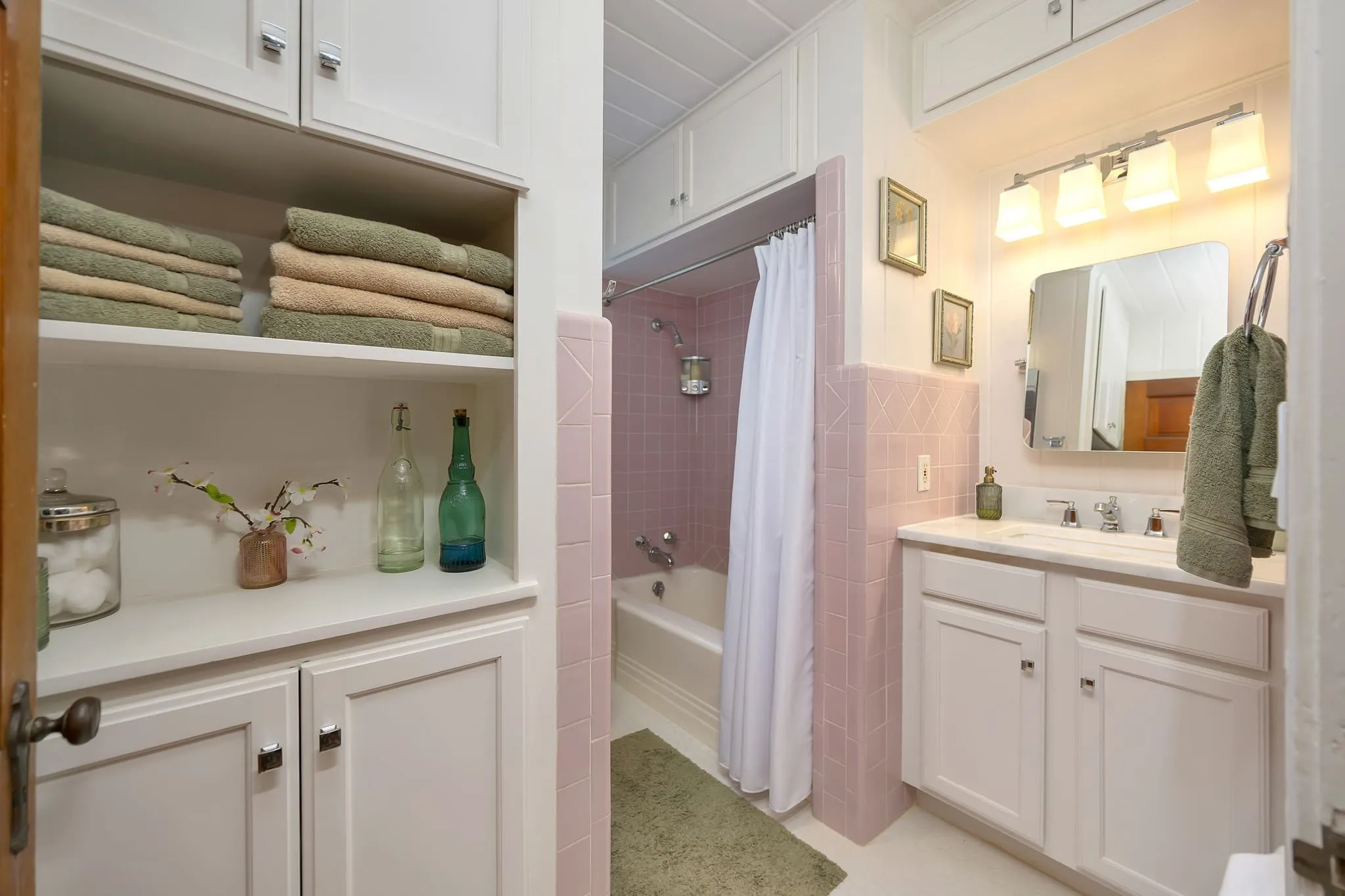 Single Family Residence For Sale in Tarrant County , 4000 Medford Road, Fort Worth, Texas 76103, 4 Bedroom, 2 Bathroom, 2 Garage spaces, 1,557 Sqft, built in 1941, mls#21361528, Real Estate Agent in Fort Worth, Homes For Sale in Tarrant county, Homes For Sale in Fort Worth, Realtor in Fort Worth Texas, Real Estate Brokerage Independent Realty Texas, Luminita Cordes Realtor