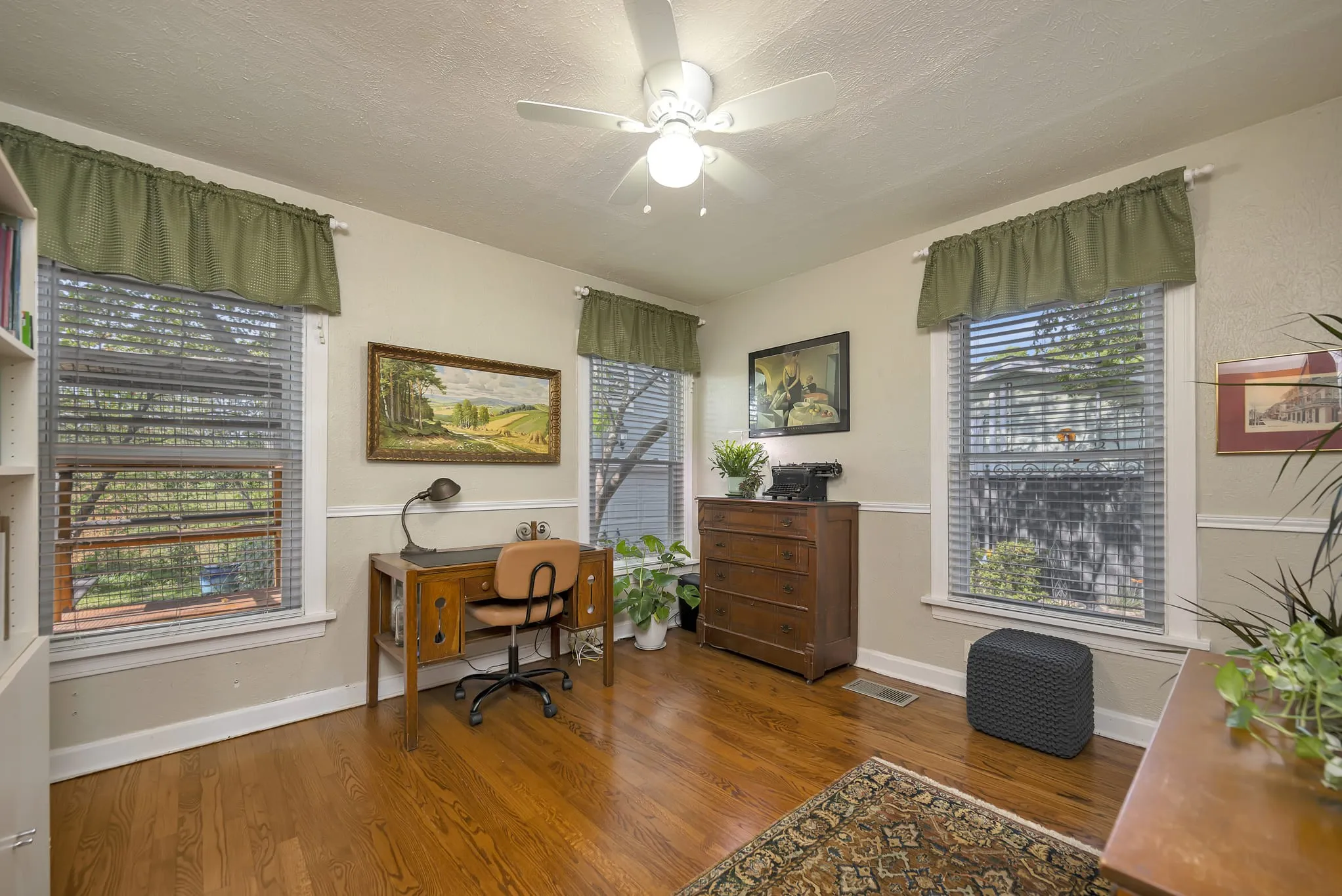 Single Family Residence For Sale in Tarrant County , 4000 Medford Road, Fort Worth, Texas 76103, 4 Bedroom, 2 Bathroom, 2 Garage spaces, 1,557 Sqft, built in 1941, mls#21361528, Real Estate Agent in Fort Worth, Homes For Sale in Tarrant county, Homes For Sale in Fort Worth, Realtor in Fort Worth Texas, Real Estate Brokerage Independent Realty Texas, Luminita Cordes Realtor