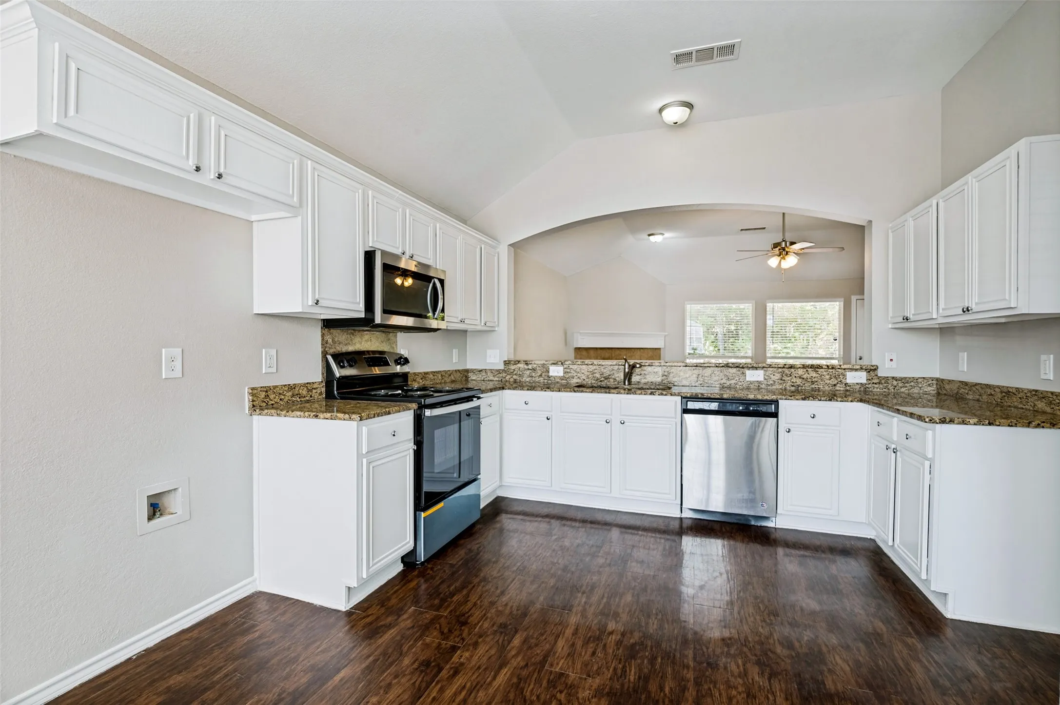 Single Family Residence For Rent in Dallas County , 517 Saddlebrook Drive, Lancaster, Texas 75146, 3 Bedroom, 2 Bathroom, 2 Garage spaces, 1,804 Sqft, built in 2002, mls#21383547, Real Estate Agent in Lancaster, Homes For Rent in Dallas county, Homes For Rent in Lancaster, Realtor in Lancaster Texas, Real Estate Brokerage Independent Realty Texas, Luminita Cordes Realtor