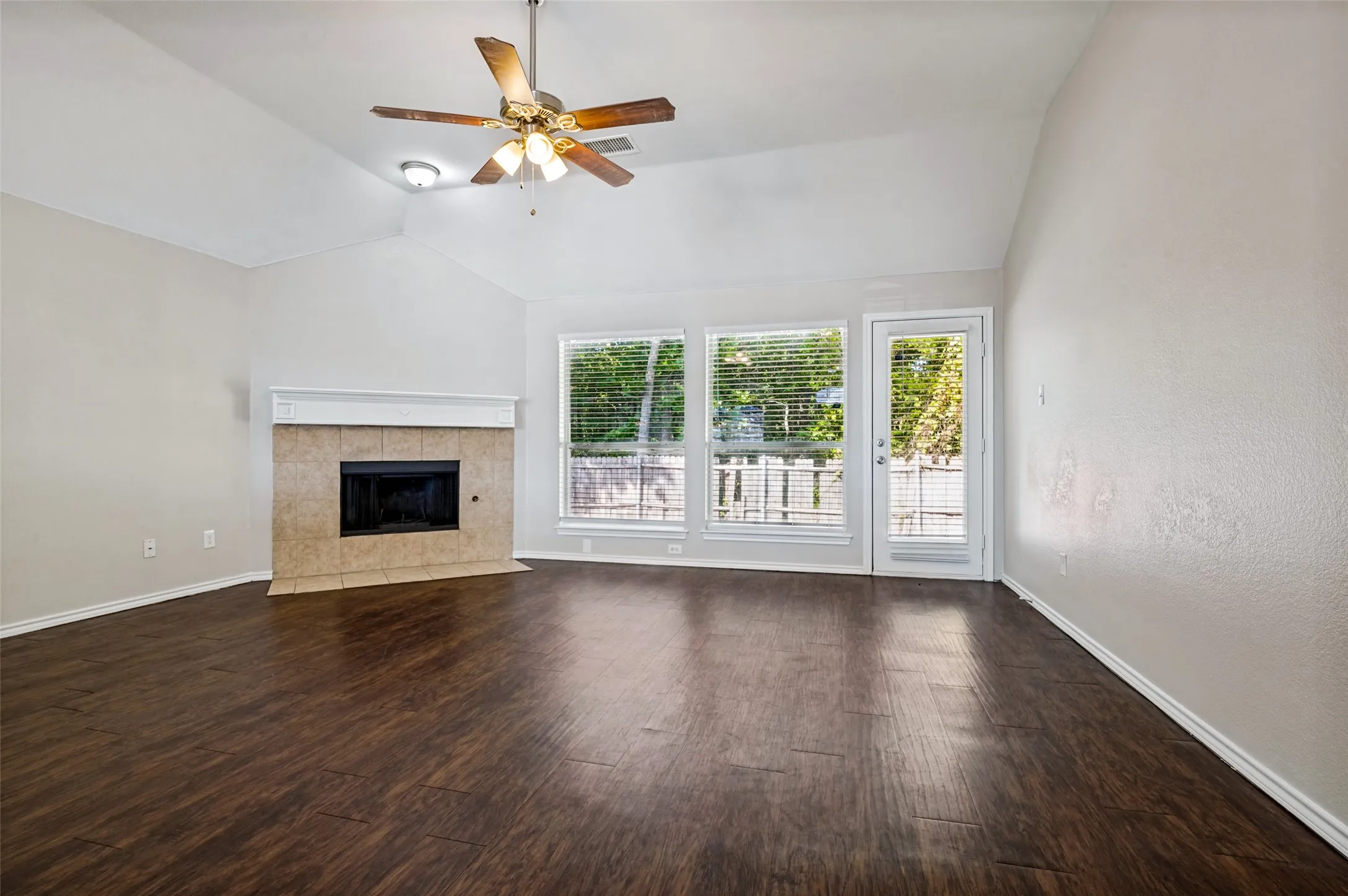 Single Family Residence For Rent in Dallas County , 517 Saddlebrook Drive, Lancaster, Texas 75146, 3 Bedroom, 2 Bathroom, 2 Garage spaces, 1,804 Sqft, built in 2002, mls#21383547, Real Estate Agent in Lancaster, Homes For Rent in Dallas county, Homes For Rent in Lancaster, Realtor in Lancaster Texas, Real Estate Brokerage Independent Realty Texas, Luminita Cordes Realtor