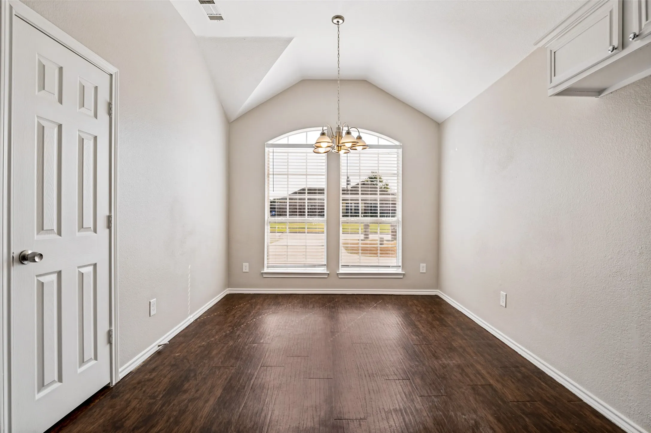 Single Family Residence For Rent in Dallas County , 517 Saddlebrook Drive, Lancaster, Texas 75146, 3 Bedroom, 2 Bathroom, 2 Garage spaces, 1,804 Sqft, built in 2002, mls#21383547, Real Estate Agent in Lancaster, Homes For Rent in Dallas county, Homes For Rent in Lancaster, Realtor in Lancaster Texas, Real Estate Brokerage Independent Realty Texas, Luminita Cordes Realtor
