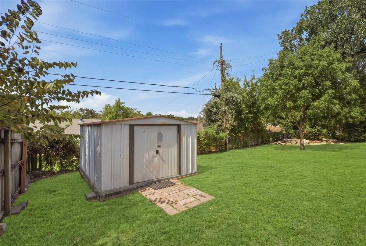 Single Family Residence For Rent in Tarrant County , 5533 Sam Calloway Road, Fort Worth, Texas 76114, 3 Bedroom, 2 Bathroom, 1 Garage spaces, 1,625 Sqft, built in 1960, mls#21382594, Real Estate Agent in Fort Worth, Homes For Rent in Tarrant county, Homes For Rent in Fort Worth, Realtor in Fort Worth Texas, Real Estate Brokerage Independent Realty Texas, Luminita Cordes Realtor
