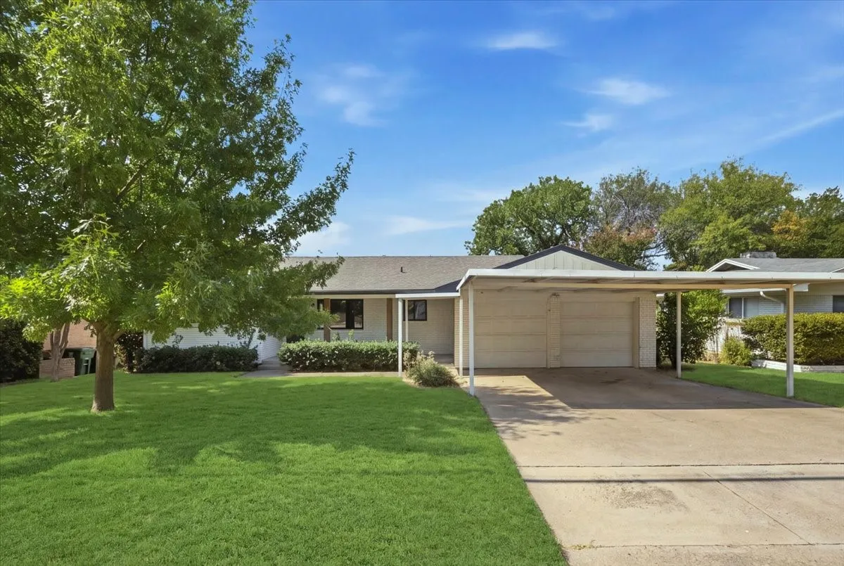 Single Family Residence For Rent in Tarrant County , 5533 Sam Calloway Road, Fort Worth, Texas 76114, 3 Bedroom, 2 Bathroom, 1 Garage spaces, 1,625 Sqft, built in 1960, mls#21382594, Real Estate Agent in Fort Worth, Homes For Rent in Tarrant county, Homes For Rent in Fort Worth, Realtor in Fort Worth Texas, Real Estate Brokerage Independent Realty Texas, Luminita Cordes Realtor