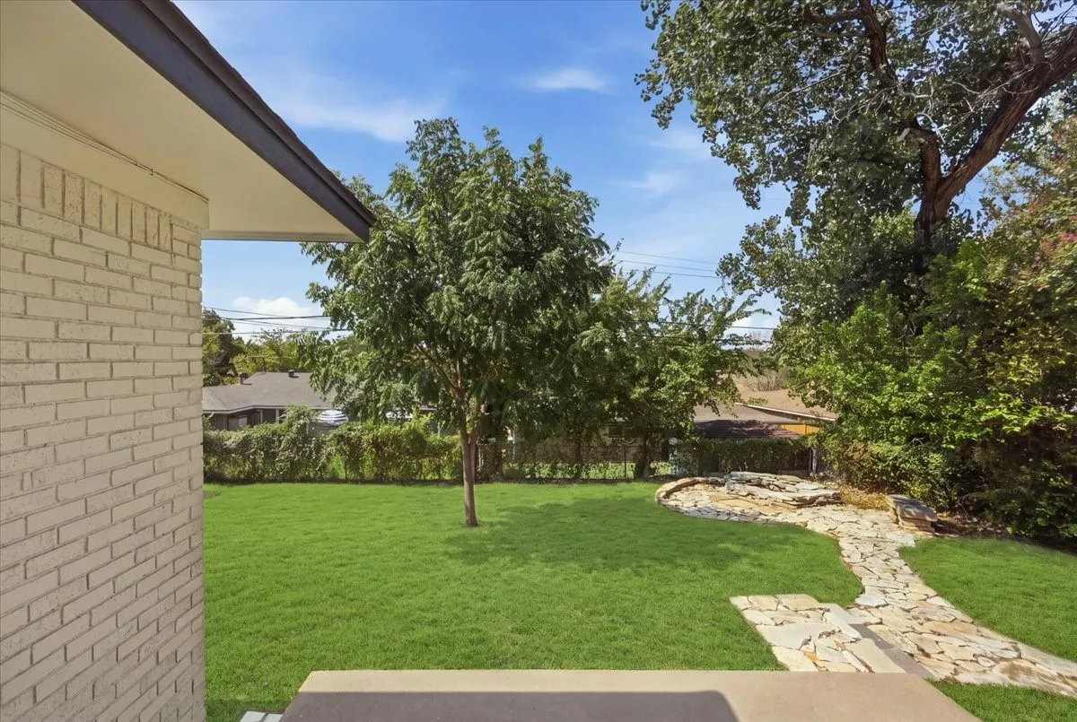 Single Family Residence For Rent in Tarrant County , 5533 Sam Calloway Road, Fort Worth, Texas 76114, 3 Bedroom, 2 Bathroom, 1 Garage spaces, 1,625 Sqft, built in 1960, mls#21382594, Real Estate Agent in Fort Worth, Homes For Rent in Tarrant county, Homes For Rent in Fort Worth, Realtor in Fort Worth Texas, Real Estate Brokerage Independent Realty Texas, Luminita Cordes Realtor