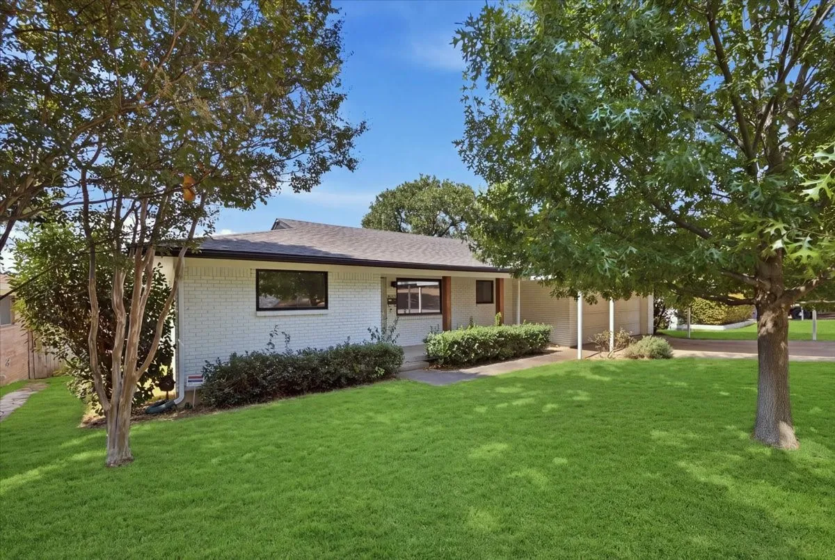 Single Family Residence For Rent in Tarrant County , 5533 Sam Calloway Road, Fort Worth, Texas 76114, 3 Bedroom, 2 Bathroom, 1 Garage spaces, 1,625 Sqft, built in 1960, mls#21382594, Real Estate Agent in Fort Worth, Homes For Rent in Tarrant county, Homes For Rent in Fort Worth, Realtor in Fort Worth Texas, Real Estate Brokerage Independent Realty Texas, Luminita Cordes Realtor