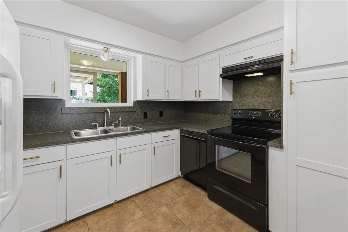 Single Family Residence For Rent in Tarrant County , 5533 Sam Calloway Road, Fort Worth, Texas 76114, 3 Bedroom, 2 Bathroom, 1 Garage spaces, 1,625 Sqft, built in 1960, mls#21382594, Real Estate Agent in Fort Worth, Homes For Rent in Tarrant county, Homes For Rent in Fort Worth, Realtor in Fort Worth Texas, Real Estate Brokerage Independent Realty Texas, Luminita Cordes Realtor