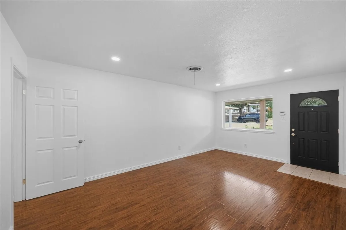 Single Family Residence For Rent in Tarrant County , 5533 Sam Calloway Road, Fort Worth, Texas 76114, 3 Bedroom, 2 Bathroom, 1 Garage spaces, 1,625 Sqft, built in 1960, mls#21382594, Real Estate Agent in Fort Worth, Homes For Rent in Tarrant county, Homes For Rent in Fort Worth, Realtor in Fort Worth Texas, Real Estate Brokerage Independent Realty Texas, Luminita Cordes Realtor