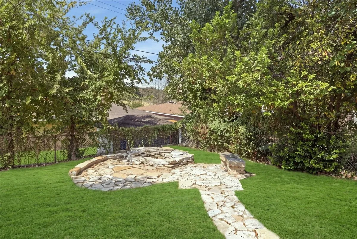 Single Family Residence For Rent in Tarrant County , 5533 Sam Calloway Road, Fort Worth, Texas 76114, 3 Bedroom, 2 Bathroom, 1 Garage spaces, 1,625 Sqft, built in 1960, mls#21382594, Real Estate Agent in Fort Worth, Homes For Rent in Tarrant county, Homes For Rent in Fort Worth, Realtor in Fort Worth Texas, Real Estate Brokerage Independent Realty Texas, Luminita Cordes Realtor