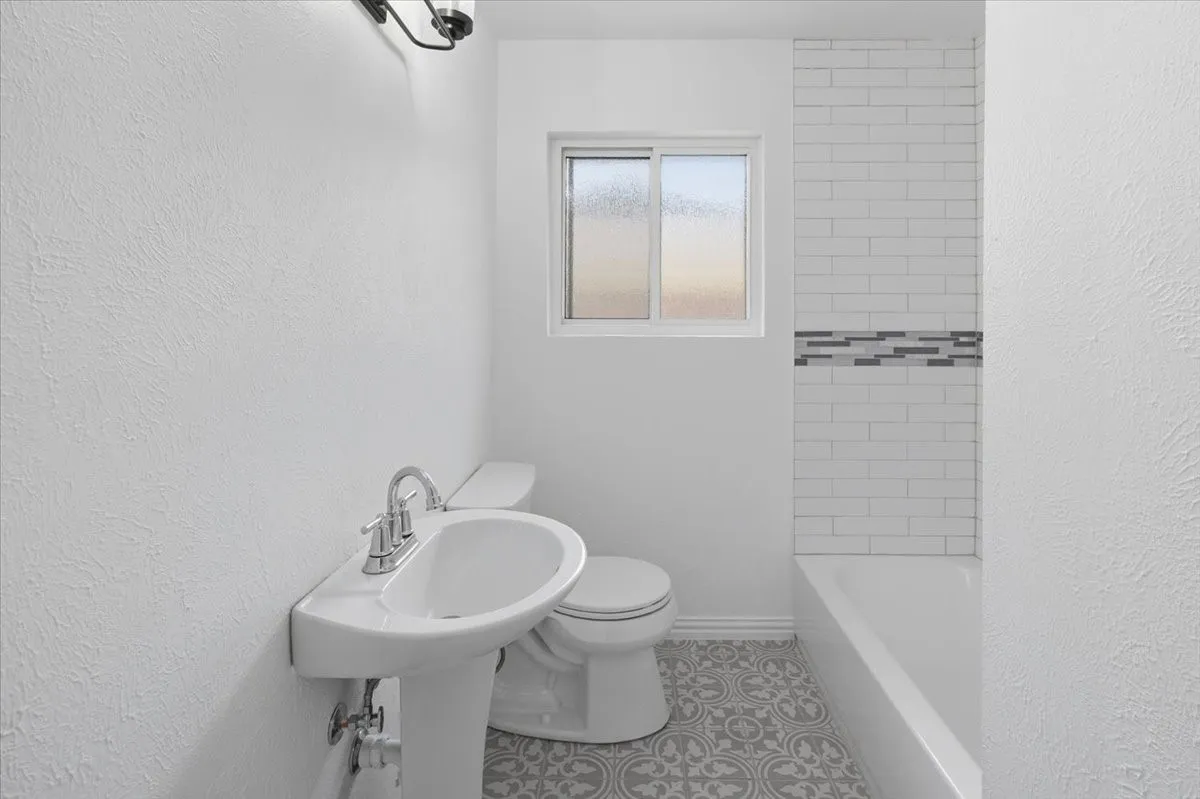 Single Family Residence For Rent in Tarrant County , 5533 Sam Calloway Road, Fort Worth, Texas 76114, 3 Bedroom, 2 Bathroom, 1 Garage spaces, 1,625 Sqft, built in 1960, mls#21382594, Real Estate Agent in Fort Worth, Homes For Rent in Tarrant county, Homes For Rent in Fort Worth, Realtor in Fort Worth Texas, Real Estate Brokerage Independent Realty Texas, Luminita Cordes Realtor