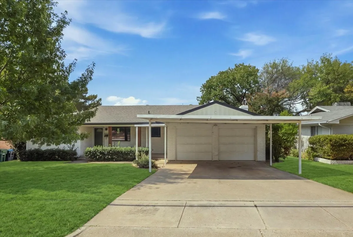 Single Family Residence For Rent in Tarrant County , 5533 Sam Calloway Road, Fort Worth, Texas 76114, 3 Bedroom, 2 Bathroom, 1 Garage spaces, 1,625 Sqft, built in 1960, mls#21382594, Real Estate Agent in Fort Worth, Homes For Rent in Tarrant county, Homes For Rent in Fort Worth, Realtor in Fort Worth Texas, Real Estate Brokerage Independent Realty Texas, Luminita Cordes Realtor