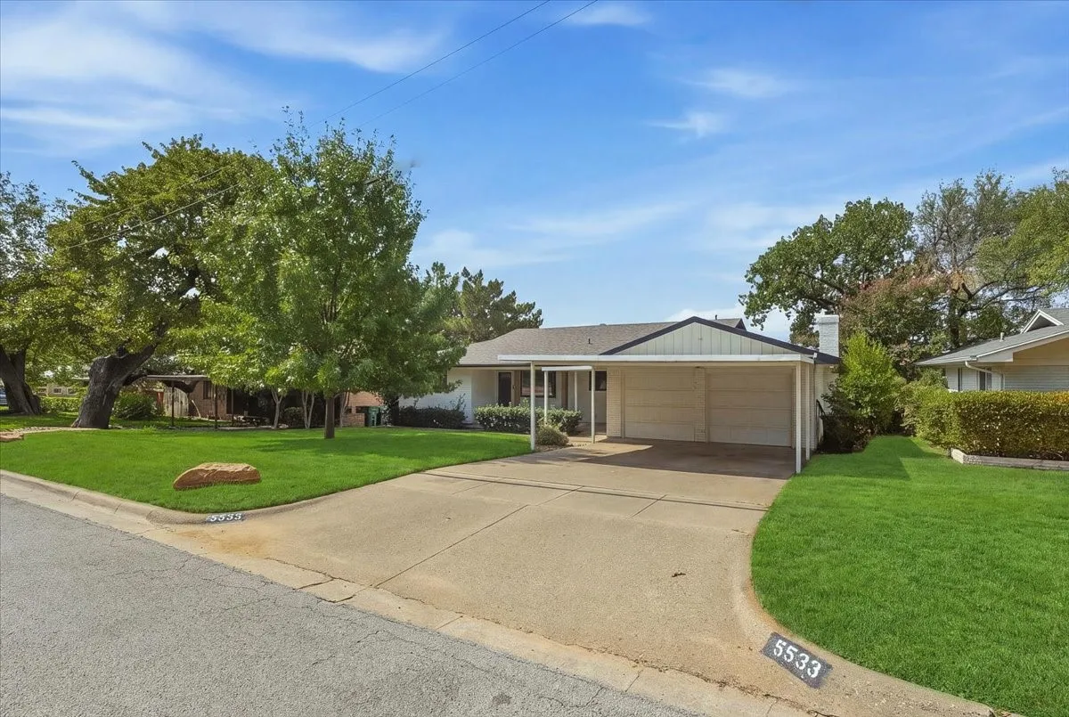 Single Family Residence For Rent in Tarrant County , 5533 Sam Calloway Road, Fort Worth, Texas 76114, 3 Bedroom, 2 Bathroom, 1 Garage spaces, 1,625 Sqft, built in 1960, mls#21382594, Real Estate Agent in Fort Worth, Homes For Rent in Tarrant county, Homes For Rent in Fort Worth, Realtor in Fort Worth Texas, Real Estate Brokerage Independent Realty Texas, Luminita Cordes Realtor
