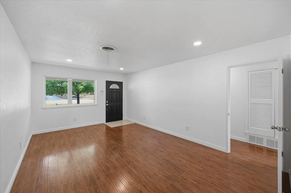 Single Family Residence For Rent in Tarrant County , 5533 Sam Calloway Road, Fort Worth, Texas 76114, 3 Bedroom, 2 Bathroom, 1 Garage spaces, 1,625 Sqft, built in 1960, mls#21382594, Real Estate Agent in Fort Worth, Homes For Rent in Tarrant county, Homes For Rent in Fort Worth, Realtor in Fort Worth Texas, Real Estate Brokerage Independent Realty Texas, Luminita Cordes Realtor