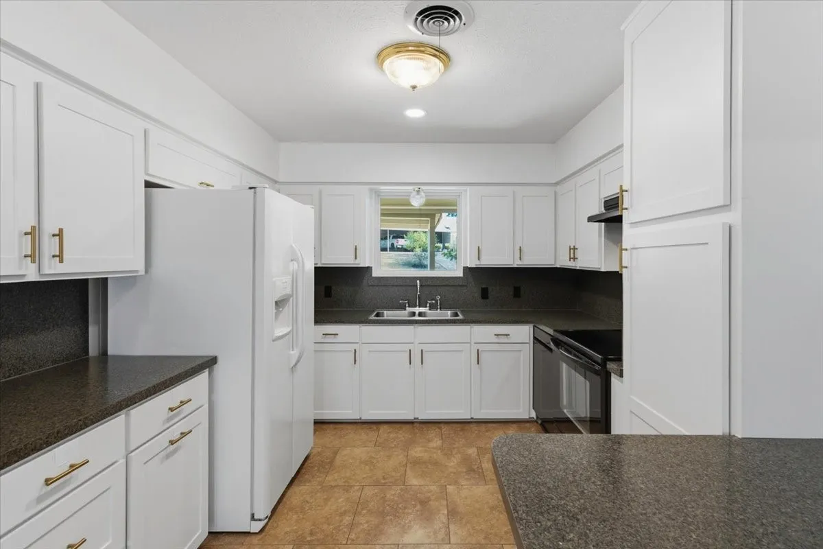 Single Family Residence For Rent in Tarrant County , 5533 Sam Calloway Road, Fort Worth, Texas 76114, 3 Bedroom, 2 Bathroom, 1 Garage spaces, 1,625 Sqft, built in 1960, mls#21382594, Real Estate Agent in Fort Worth, Homes For Rent in Tarrant county, Homes For Rent in Fort Worth, Realtor in Fort Worth Texas, Real Estate Brokerage Independent Realty Texas, Luminita Cordes Realtor