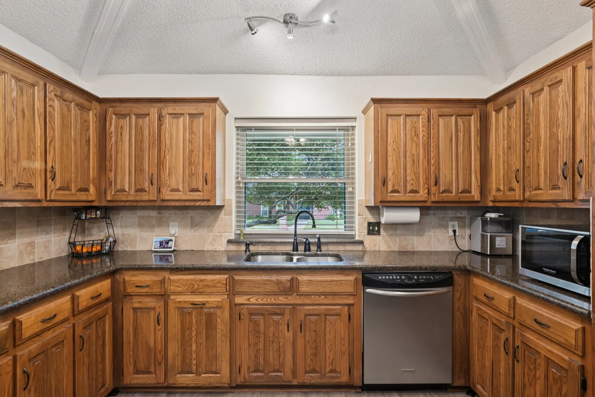 Single Family Residence For Sale in Tarrant County , 7002 Lake Louise Drive, Arlington, Texas 76016, 4 Bedroom, 3 Bathroom, 2 Garage spaces, 2,782 Sqft, built in 1982, mls#21383167, Real Estate Agent in Arlington, Homes For Sale in Tarrant county, Homes For Sale in Arlington, Realtor in Arlington Texas, Real Estate Brokerage Independent Realty Texas, Luminita Cordes Realtor